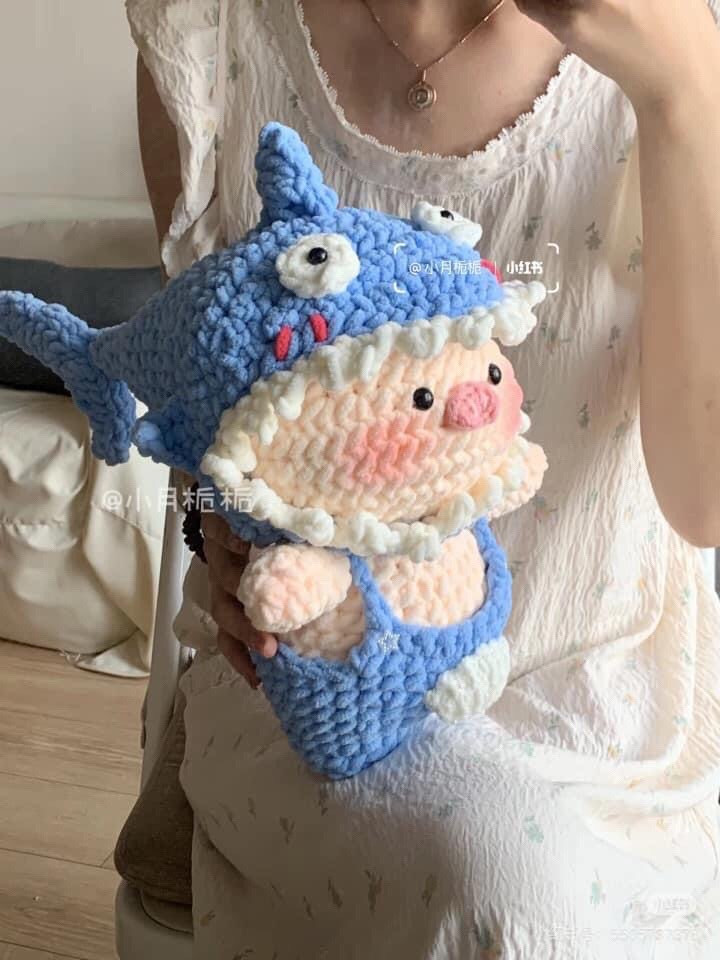 Hướng dẫn chi tiết cách móc búp bê heo mặc đồ cá mập và váy công chúa màu hồng dễ thương