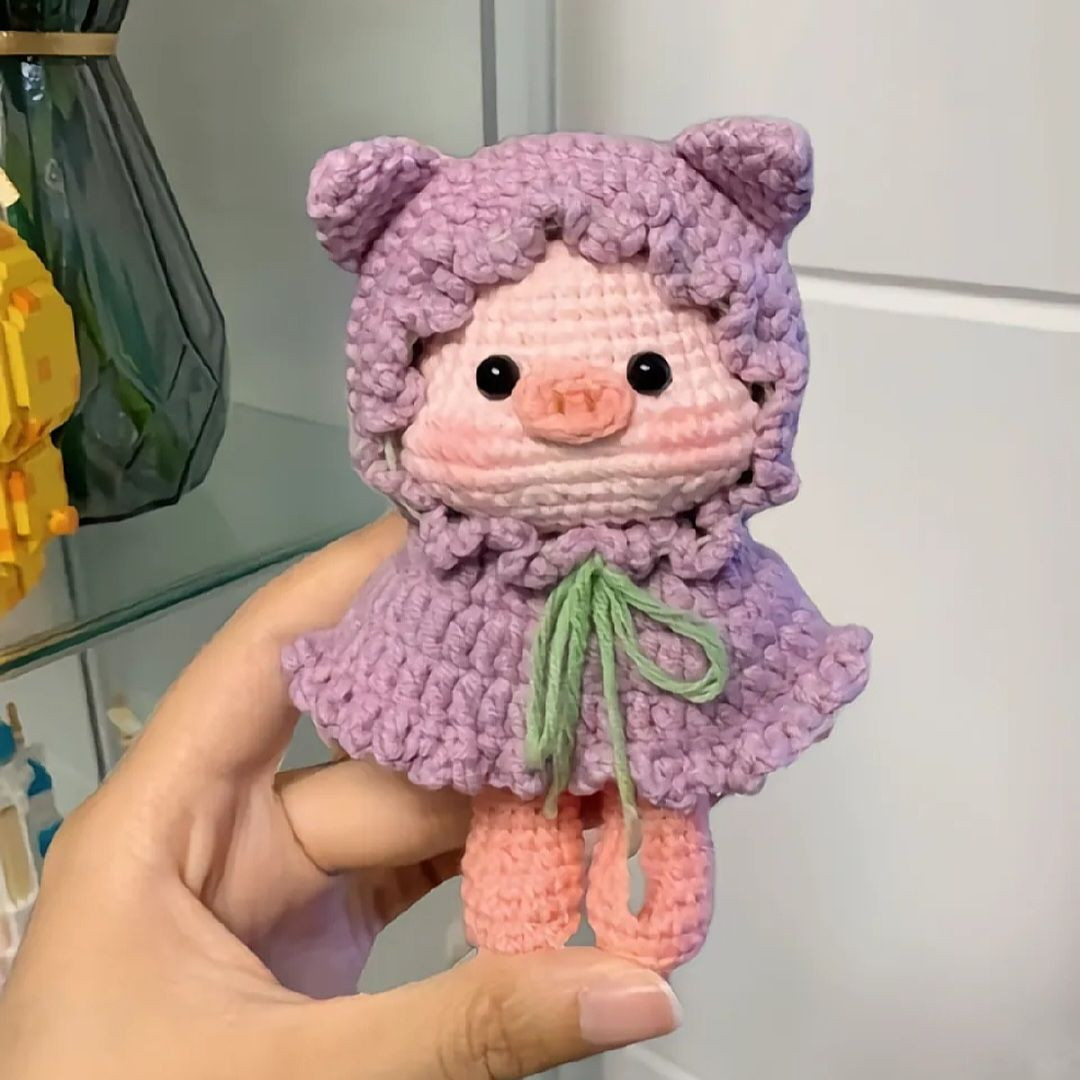Hướng dẫn chi tiết cách móc búp bê lợn mặc váy màu tím và xanh
