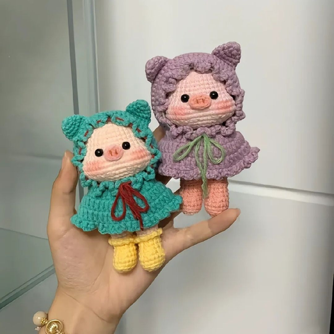 Hướng dẫn chi tiết cách móc búp bê lợn mặc váy màu tím và xanh