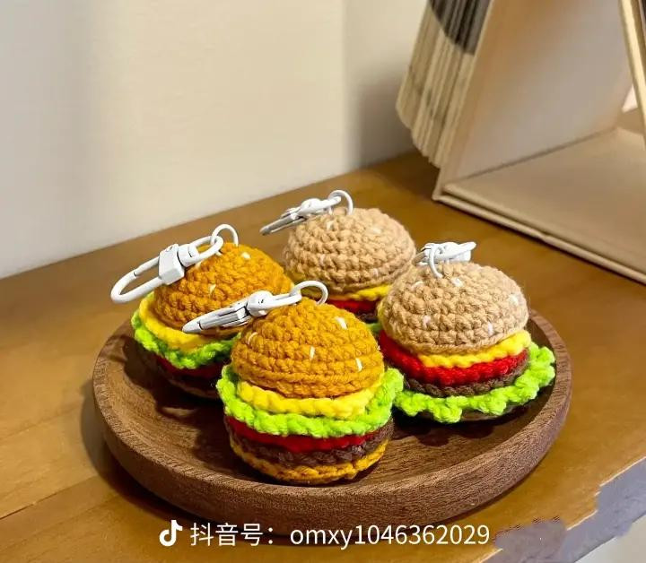 Hướng dẫn chi tiết cách móc len búp bê Burger đồ ăn dễ thương, bao gồm các bước làm bánh mì, thịt bò, phô mai và rau
