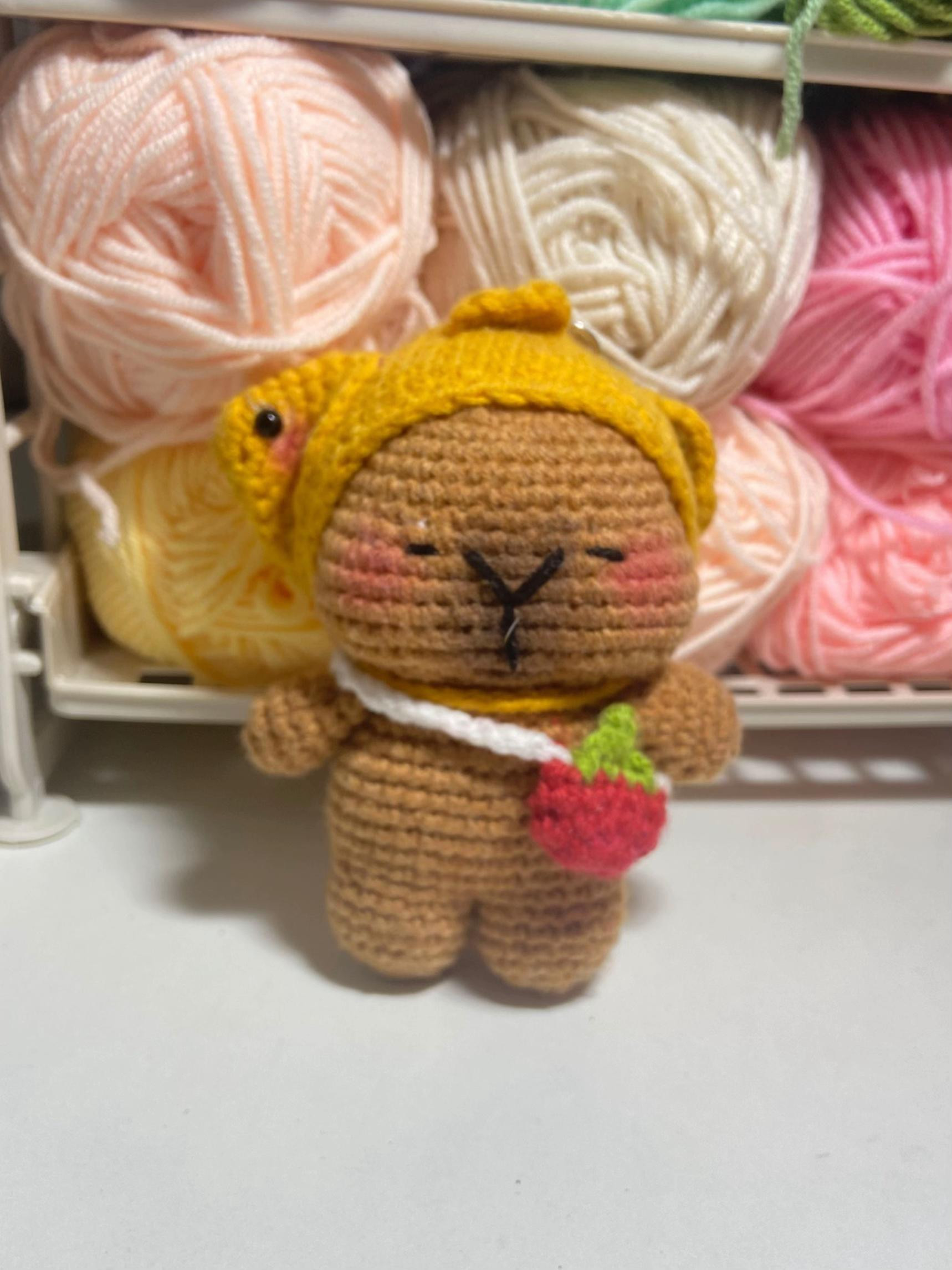 Hướng dẫn chi tiết cách móc len búp bê Capybara dễ thương với mũ vàng và giỏ dâu tây