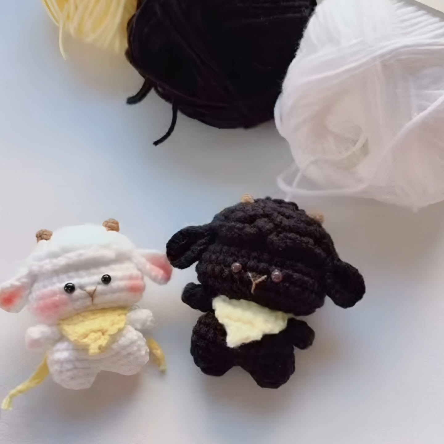 Hướng dẫn chi tiết cách móc len búp bê cừu Amigurumi màu trắng và đen dễ thương