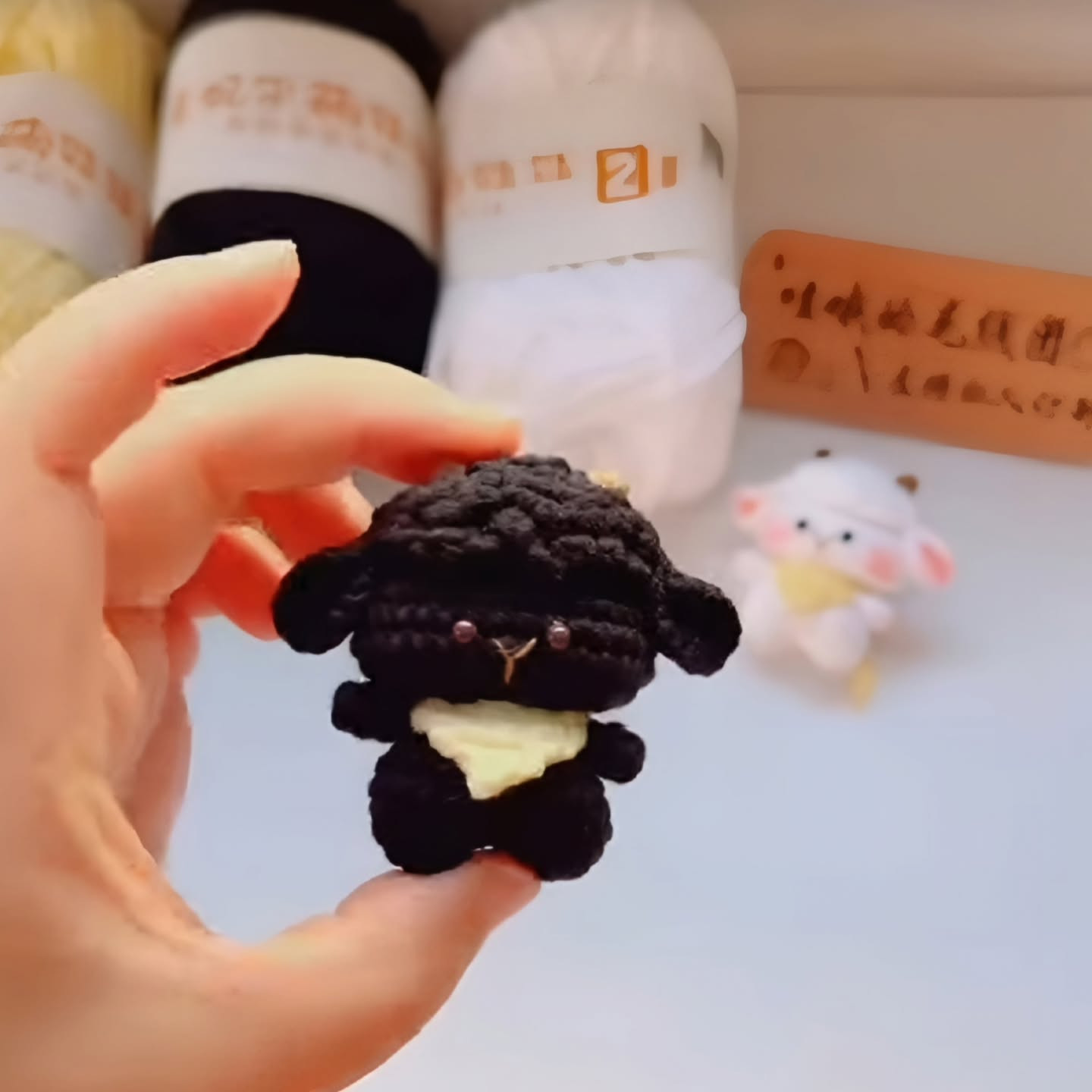 Hướng dẫn chi tiết cách móc len búp bê cừu Amigurumi màu trắng và đen dễ thương