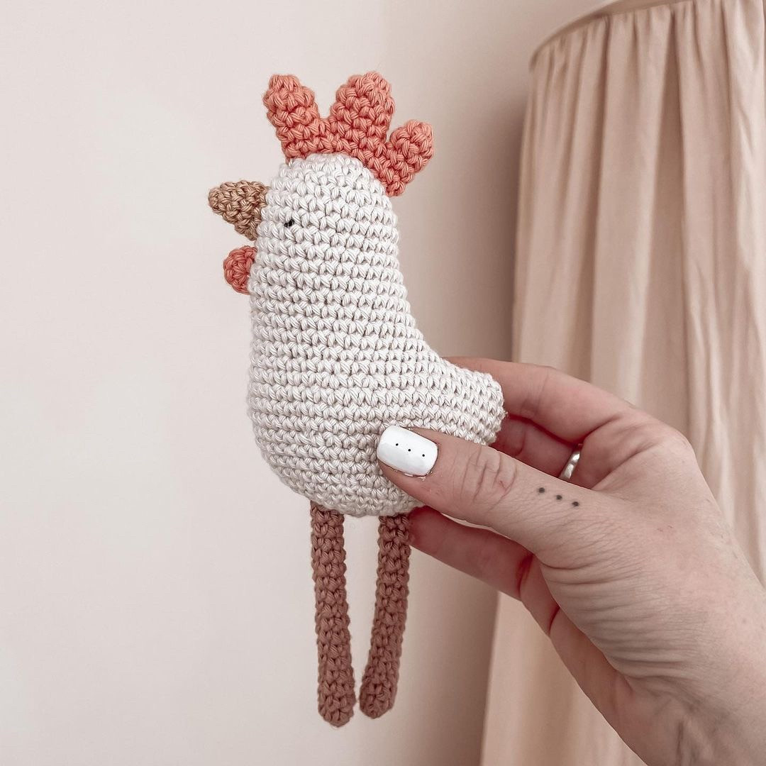 Hướng dẫn chi tiết cách móc len con gà dễ thương với màu sắc hồng cam và trắng
