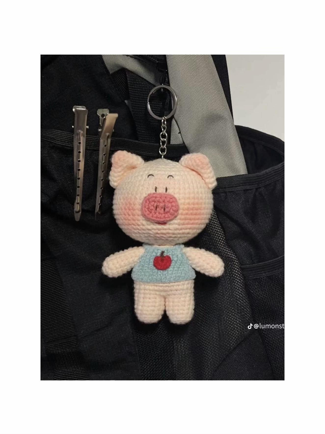 Hướng dẫn chi tiết cách móc len Heo Móc Khoá dễ thương, mặc áo xanh với họa tiết quả táo đỏ