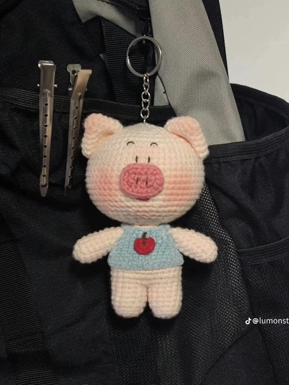 Hướng dẫn chi tiết cách móc len Heo Móc Khoá dễ thương, mặc áo xanh với họa tiết quả táo đỏ