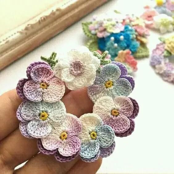 Hướng dẫn chi tiết cách móc len hoa pansy và lá cây với bảng chart, hình ảnh minh họa các bước thực hiện từ màu sắc đến kỹ thuật