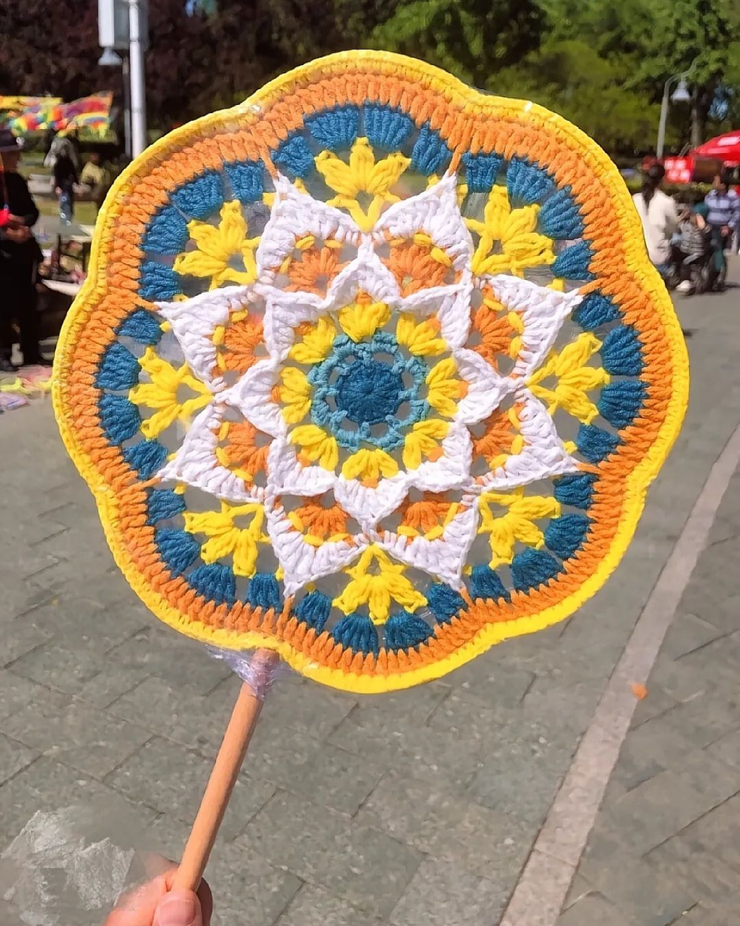 Hướng dẫn chi tiết cách móc len quạt hoa họa tiết tròn nhiều màu sắc rực rỡ, bao gồm các bước từ R1 đến R12 với các mũi kim cơ bản