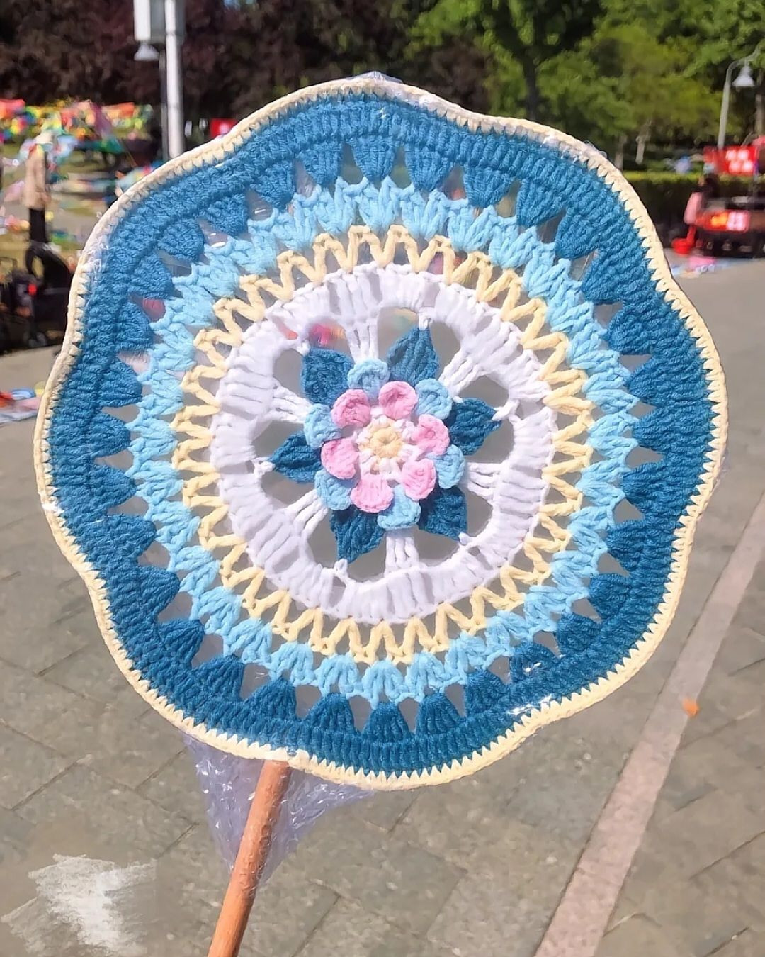 Hướng dẫn chi tiết cách móc len quạt hoa họa tiết tròn nhiều màu sắc rực rỡ, bao gồm các bước từ R1 đến R12 với các mũi kim cơ bản