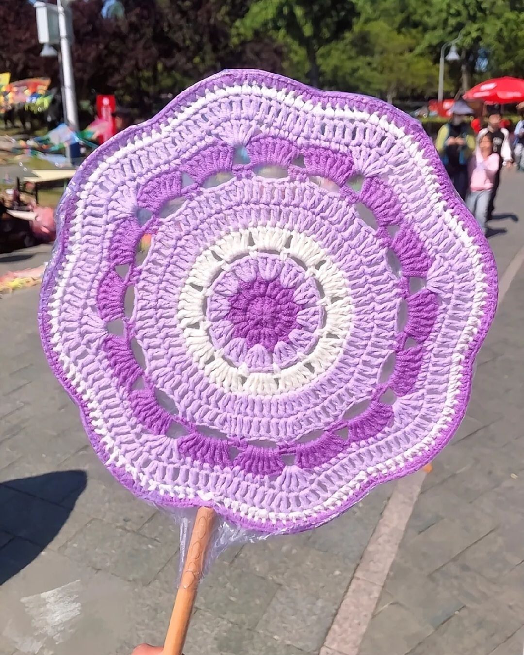 Hướng dẫn chi tiết cách móc len quạt hoa họa tiết tròn nhiều màu sắc rực rỡ, bao gồm các bước từ R1 đến R12 với các mũi kim cơ bản