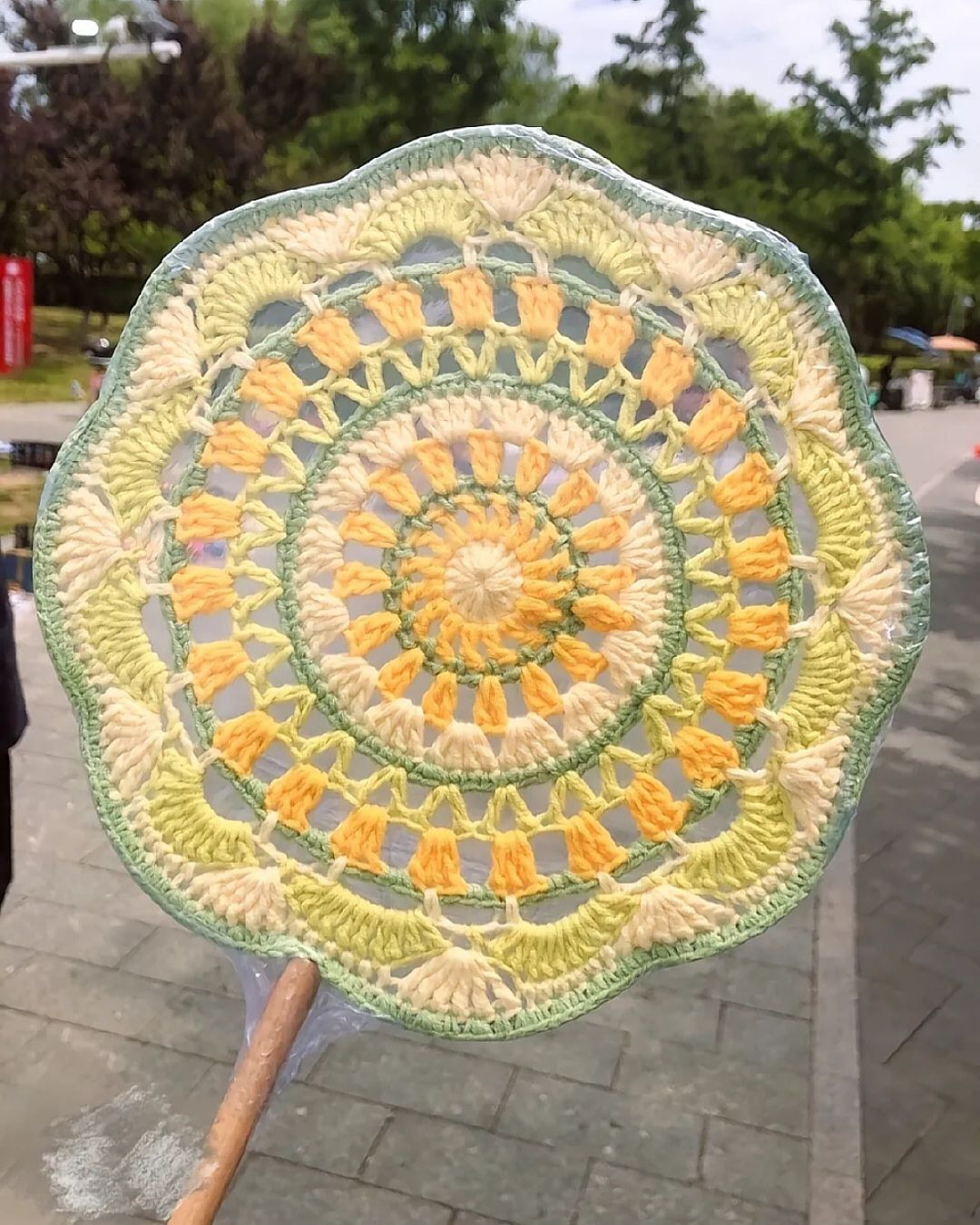 Hướng dẫn chi tiết cách móc len quạt hoa họa tiết tròn nhiều màu sắc rực rỡ, bao gồm các bước từ R1 đến R12 với các mũi kim cơ bản