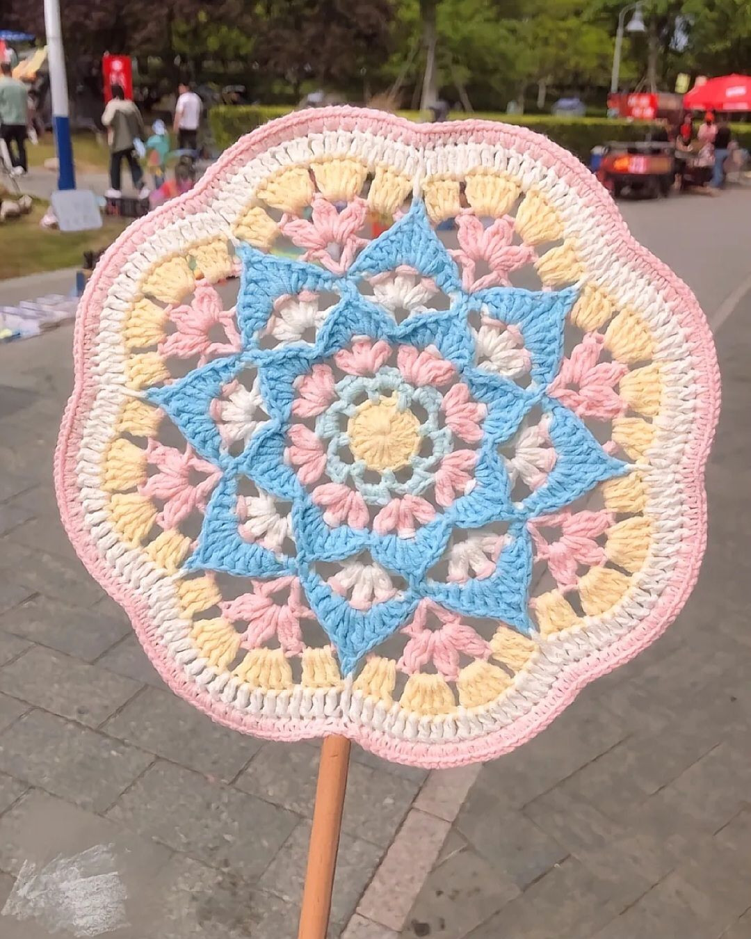 Hướng dẫn chi tiết cách móc len quạt hoa họa tiết tròn nhiều màu sắc rực rỡ, bao gồm các bước từ R1 đến R12 với các mũi kim cơ bản