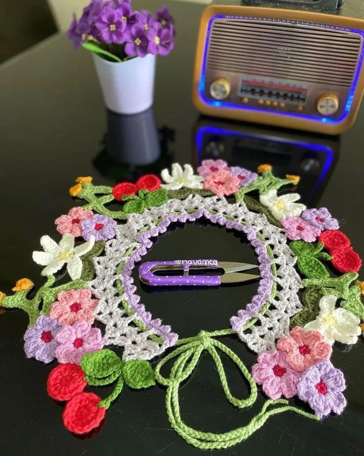 Hướng dẫn chi tiết cách móc len yếm cổ hoa nhí kết hợp quả anh đào màu pastel