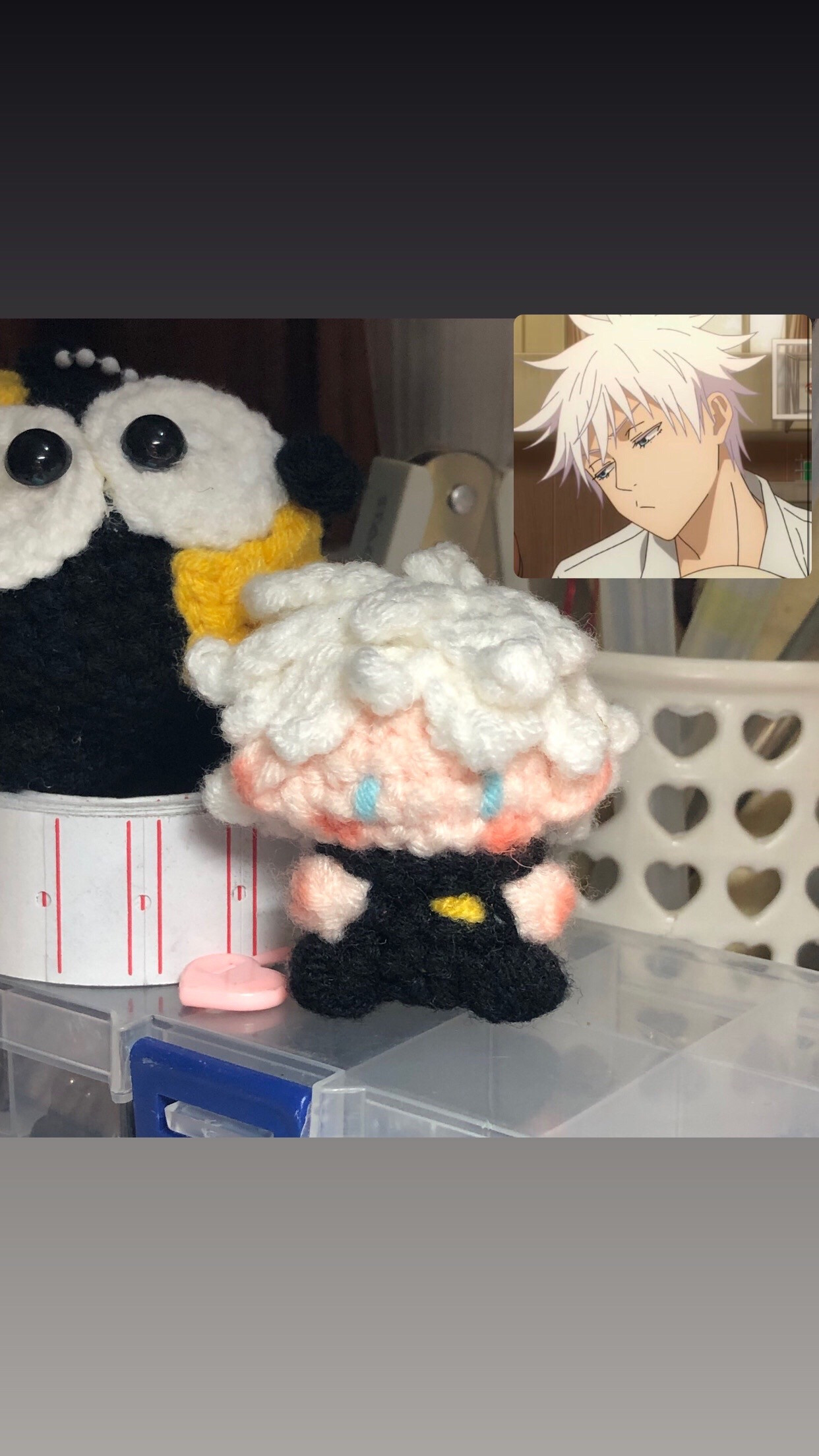 Hướng dẫn chi tiết cách móc tóc cho búp bê Gojo Satoru, bao gồm các tầng tóc và kỹ thuật móc len cơ bản