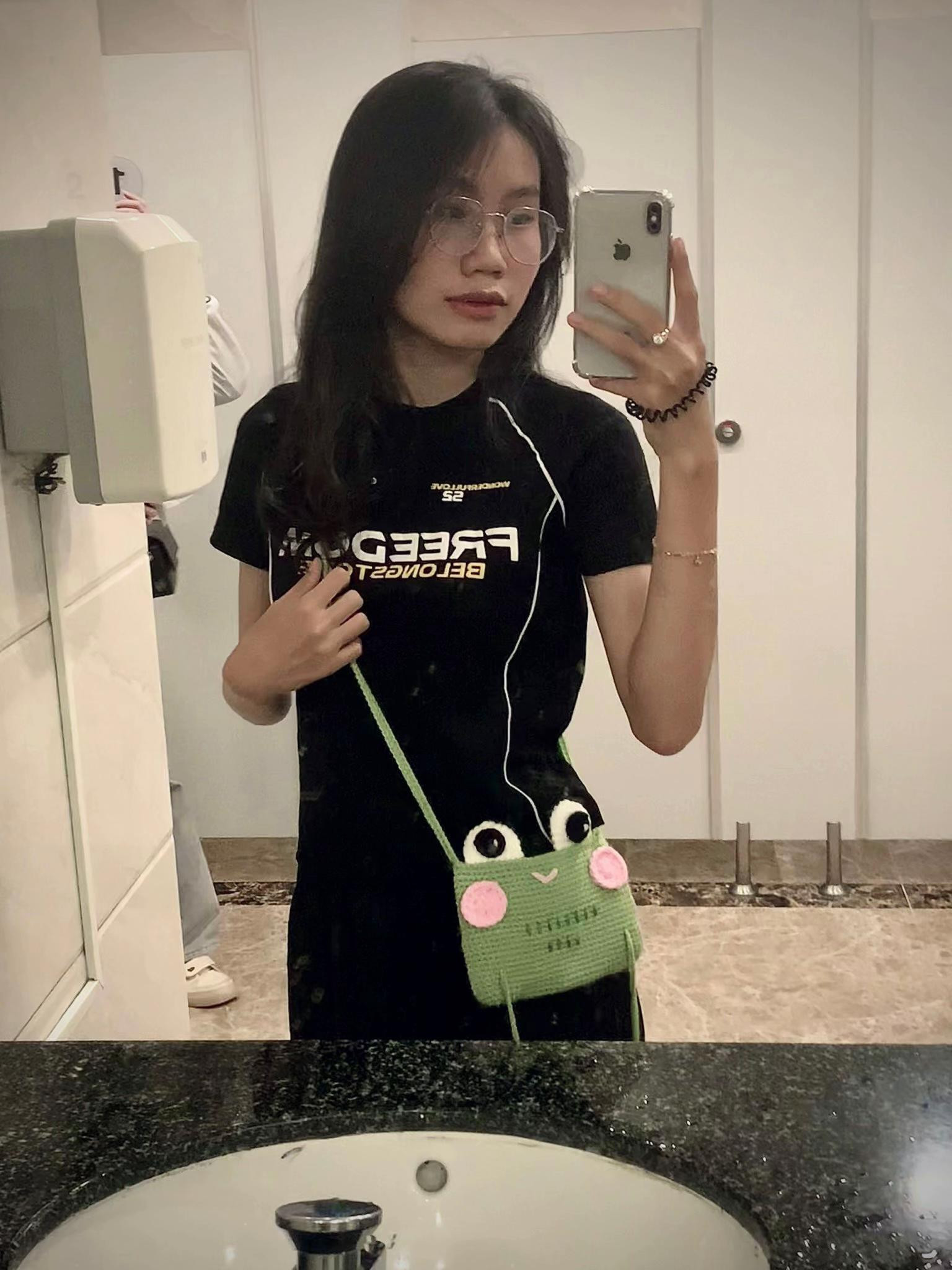 Hướng dẫn chi tiết cách móc túi ếch màu xanh lá, bao gồm phần thân túi, mắt trắng đen, má hồng và chân