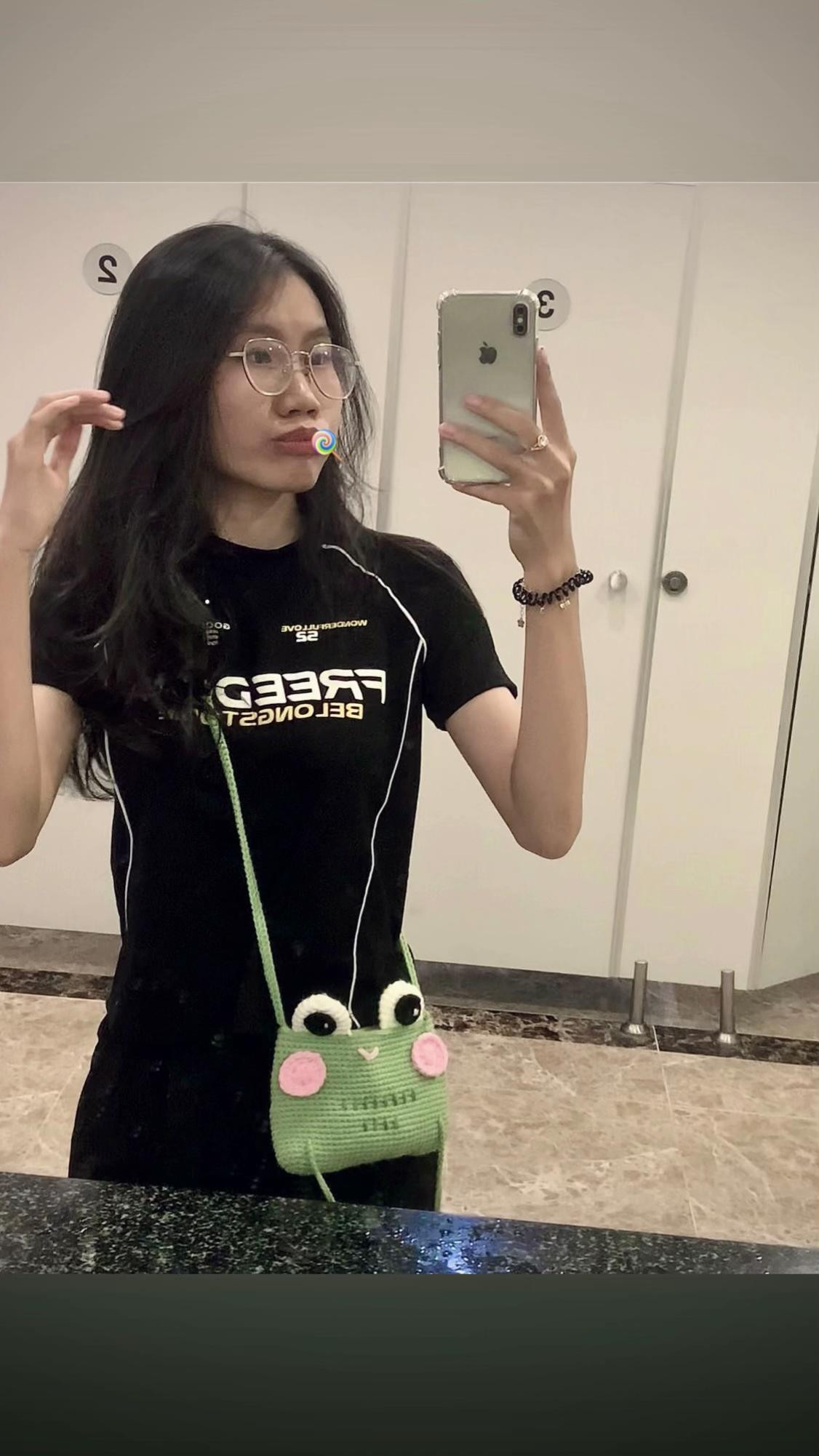 Hướng dẫn chi tiết cách móc túi ếch màu xanh lá, bao gồm phần thân túi, mắt trắng đen, má hồng và chân