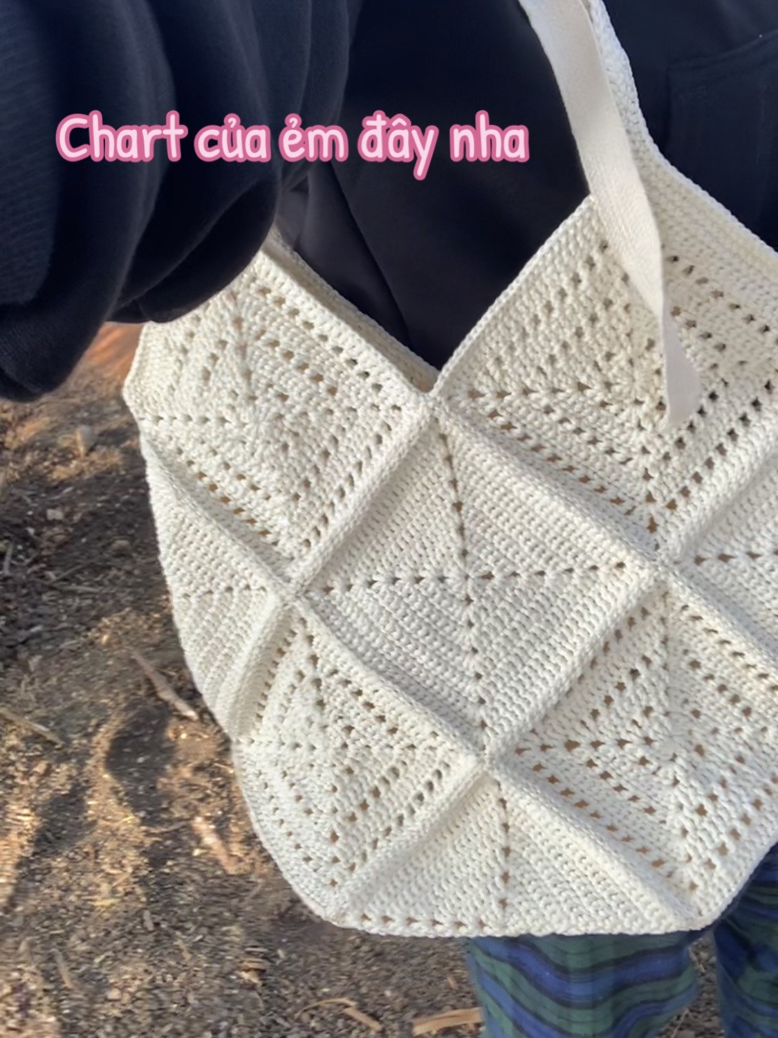 Hướng dẫn chi tiết cách móc túi tote màu trắng từ 16 ô vuông, sử dụng sợi dệt và kèm theo bảng chart