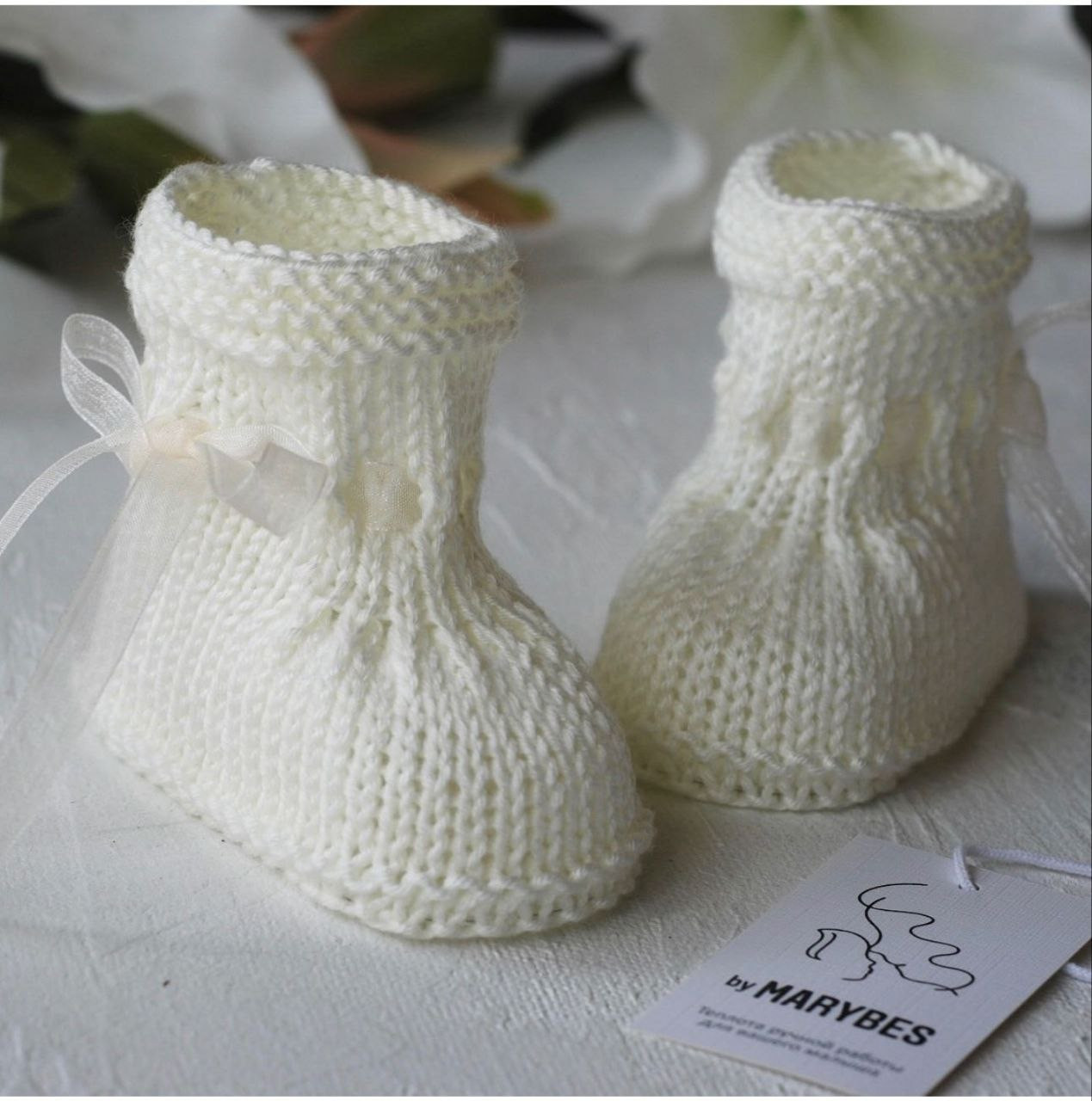 Hướng dẫn dệt kim tất cho bé sơ sinh màu hồng và trắng