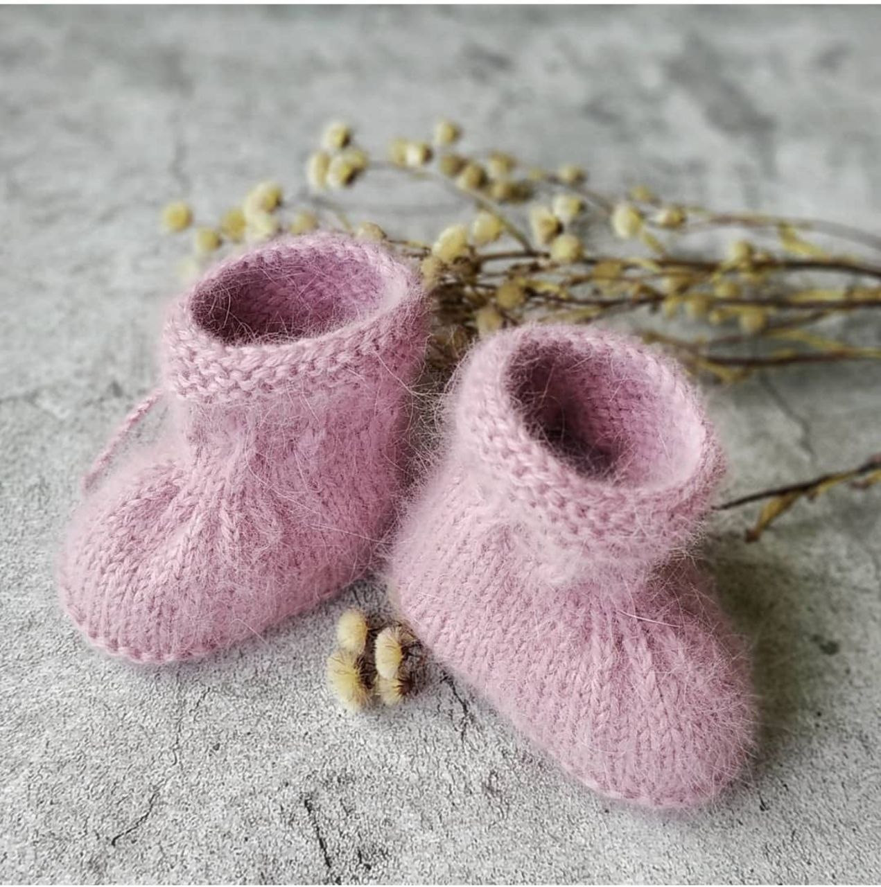 Hướng dẫn dệt kim tất cho bé sơ sinh màu hồng và trắng