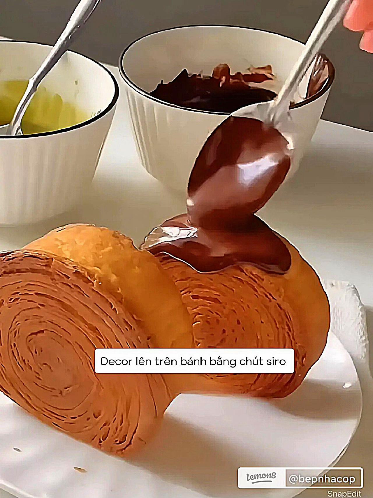 Hướng dẫn làm bánh Cromboloni nhân kem matcha và chocolate
