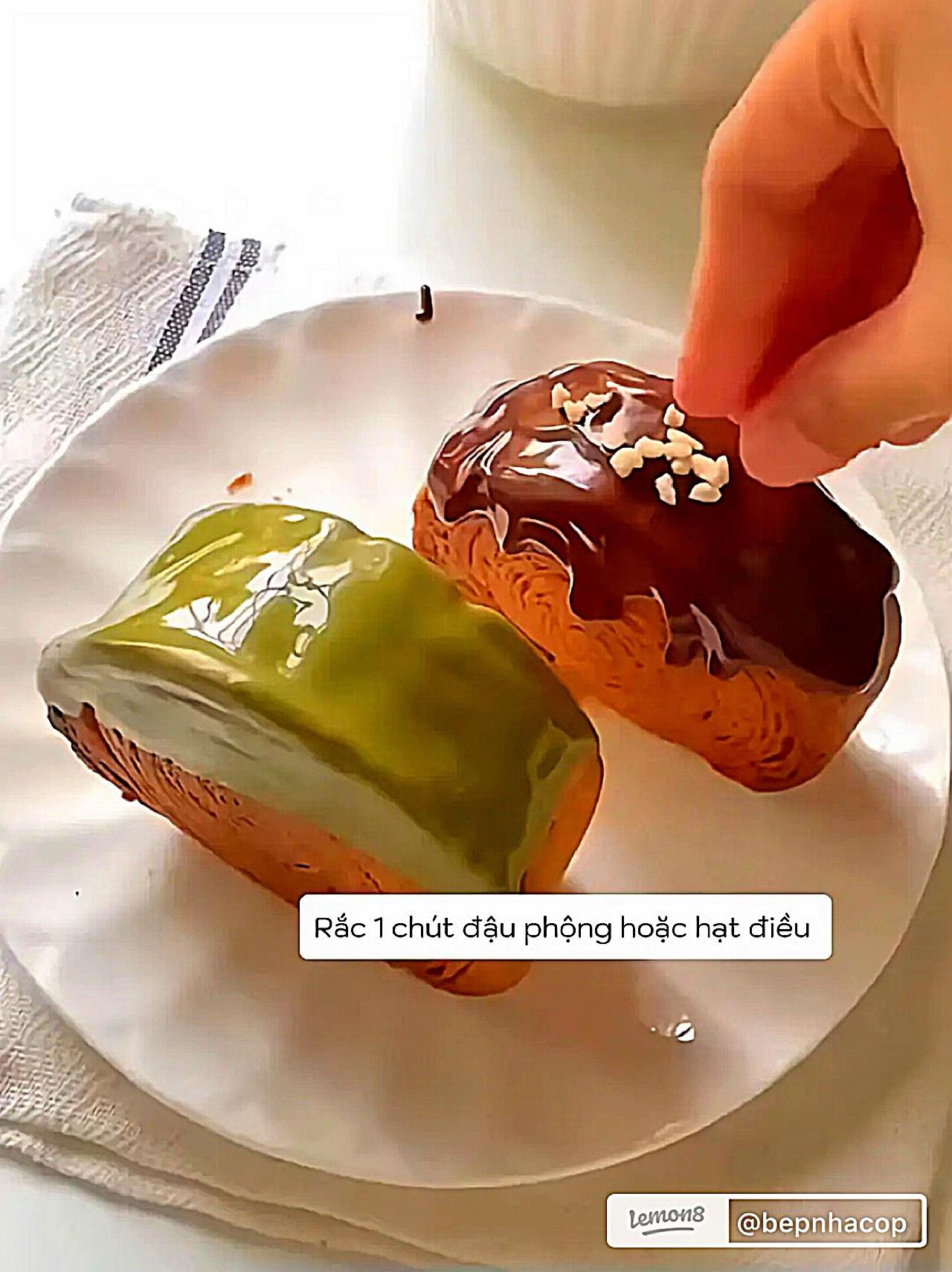 Hướng dẫn làm bánh Cromboloni nhân kem matcha và chocolate
