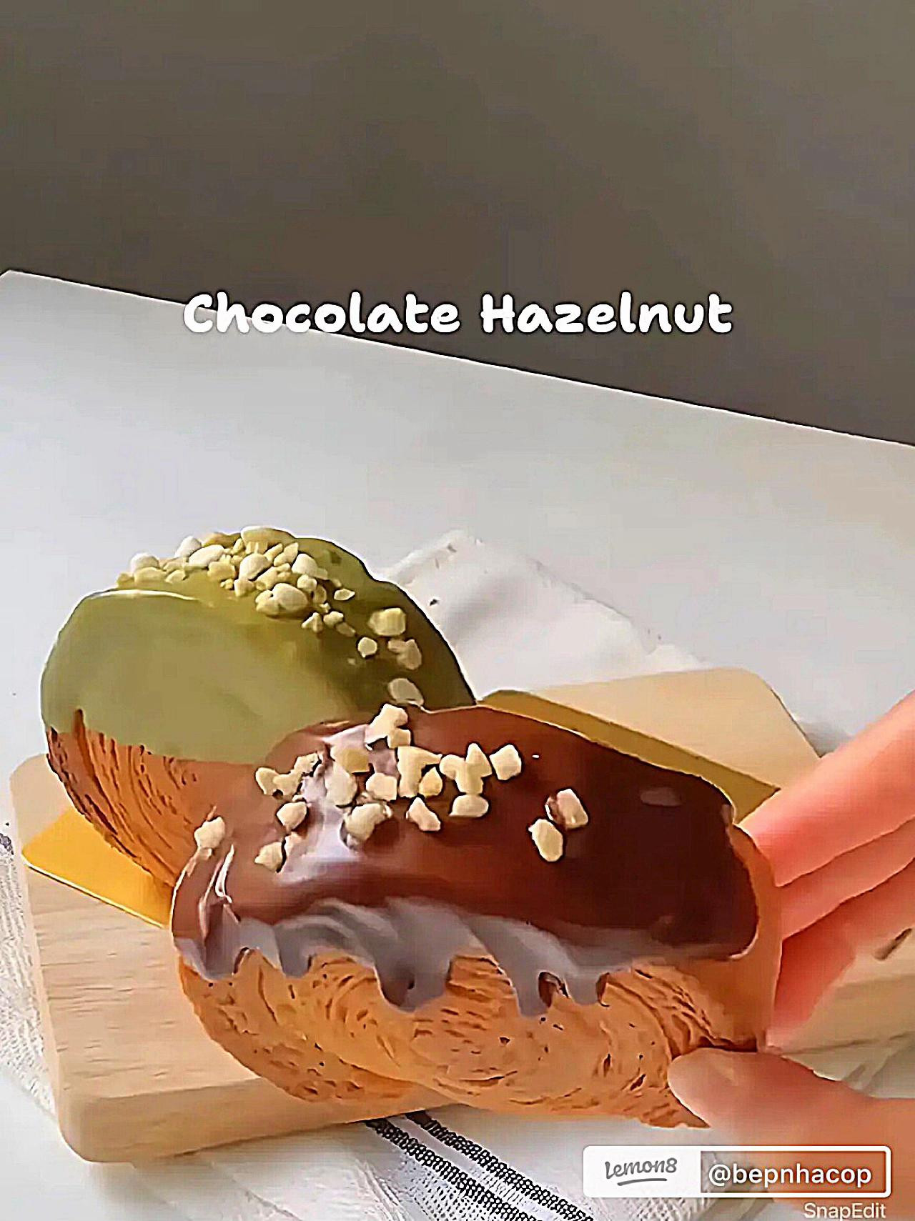 Hướng dẫn làm bánh Cromboloni nhân kem matcha và chocolate