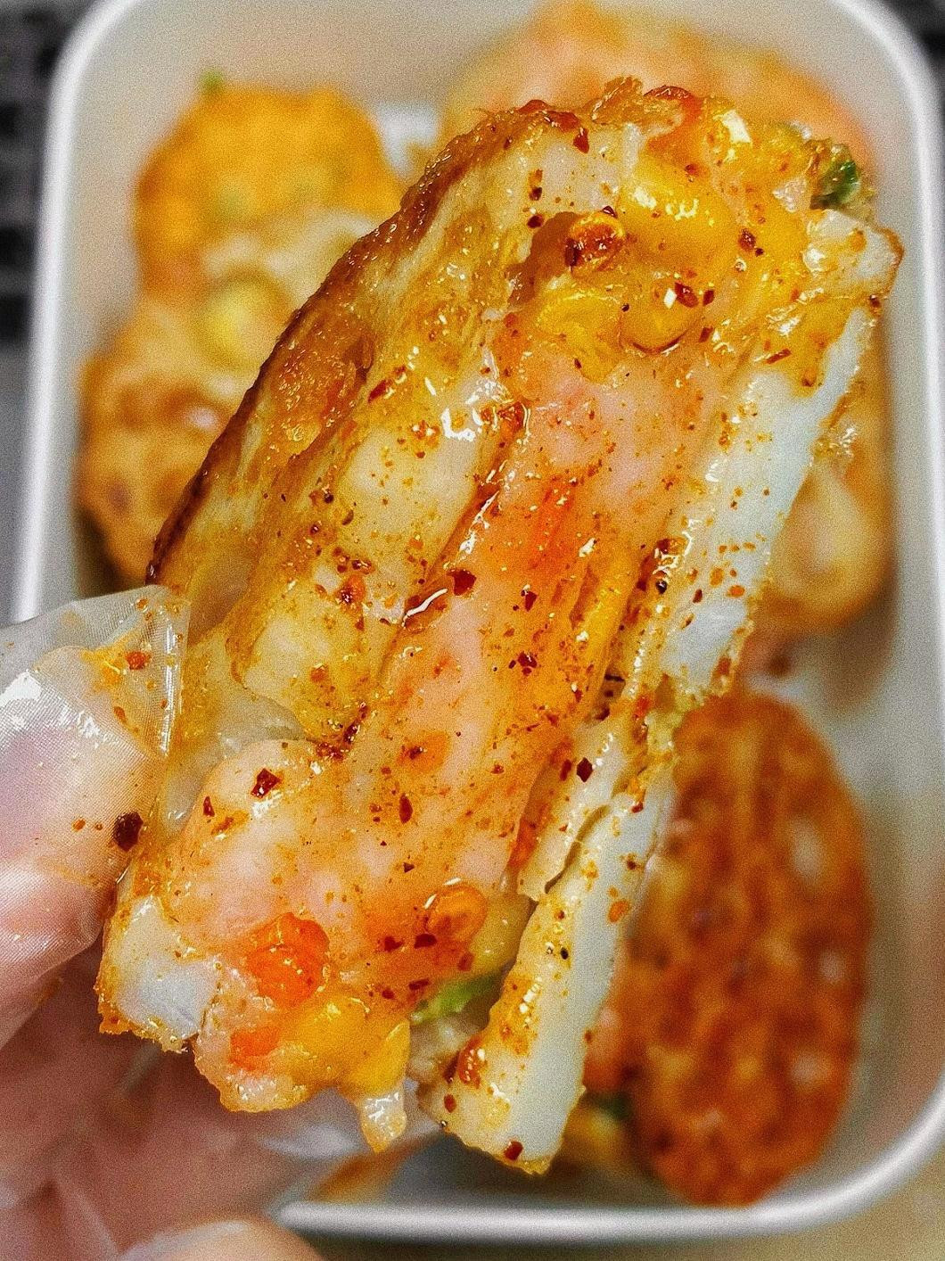 Hướng dẫn làm bánh củ sen chiên nhân tôm, ngô và hành lá