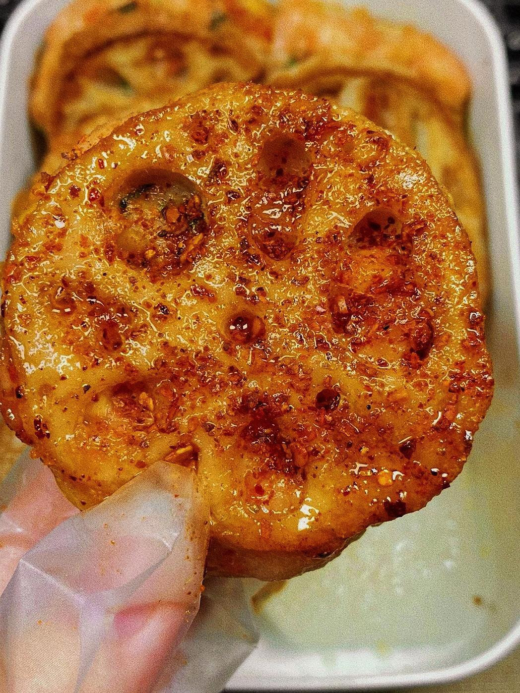 Hướng dẫn làm bánh củ sen chiên nhân tôm, ngô và hành lá