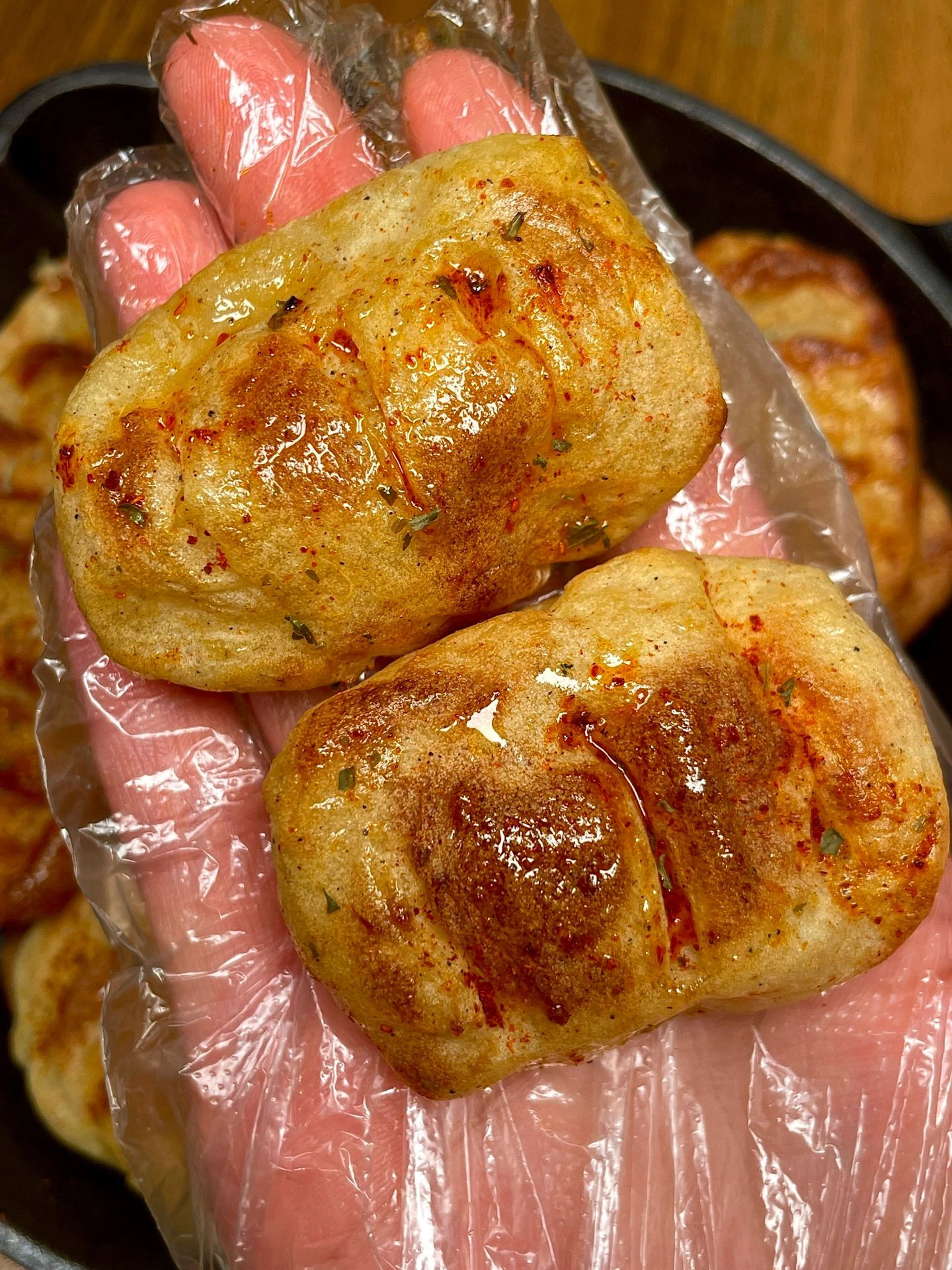 Hướng dẫn làm bánh khoai tây chiên giòn, vàng ruộm thơm ngon với bột mì và gia vị