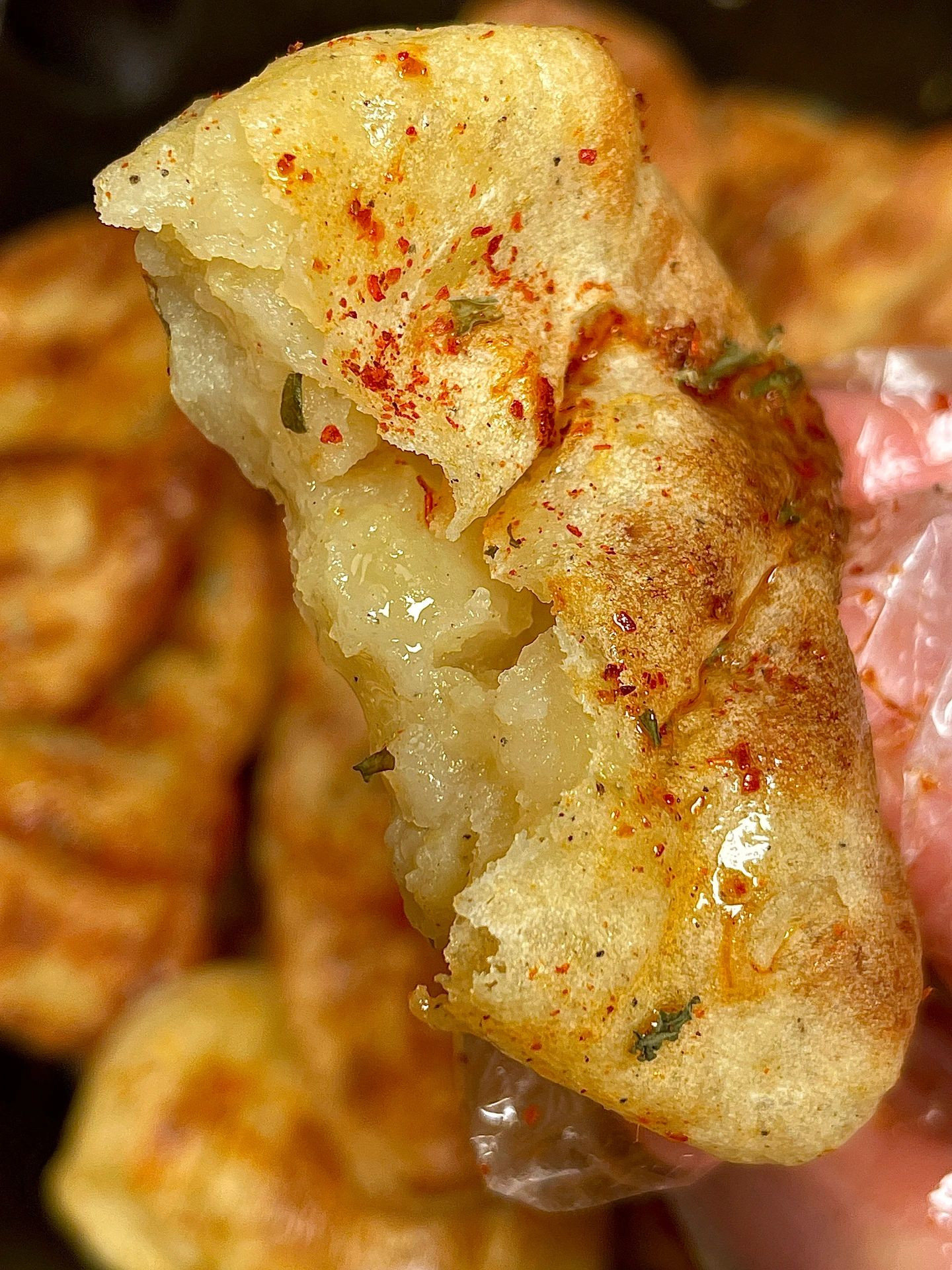 Hướng dẫn làm bánh khoai tây chiên giòn, vàng ruộm thơm ngon với bột mì và gia vị