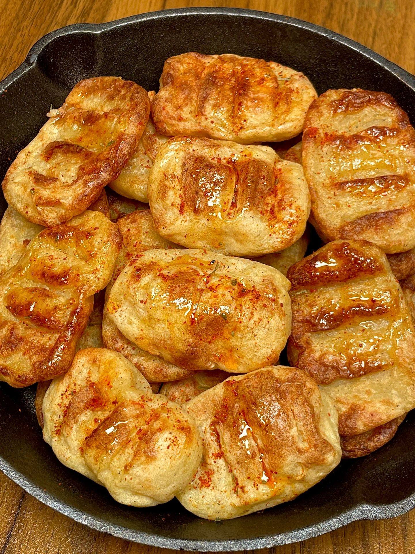 Hướng dẫn làm bánh khoai tây chiên giòn, vàng ruộm thơm ngon với bột mì và gia vị