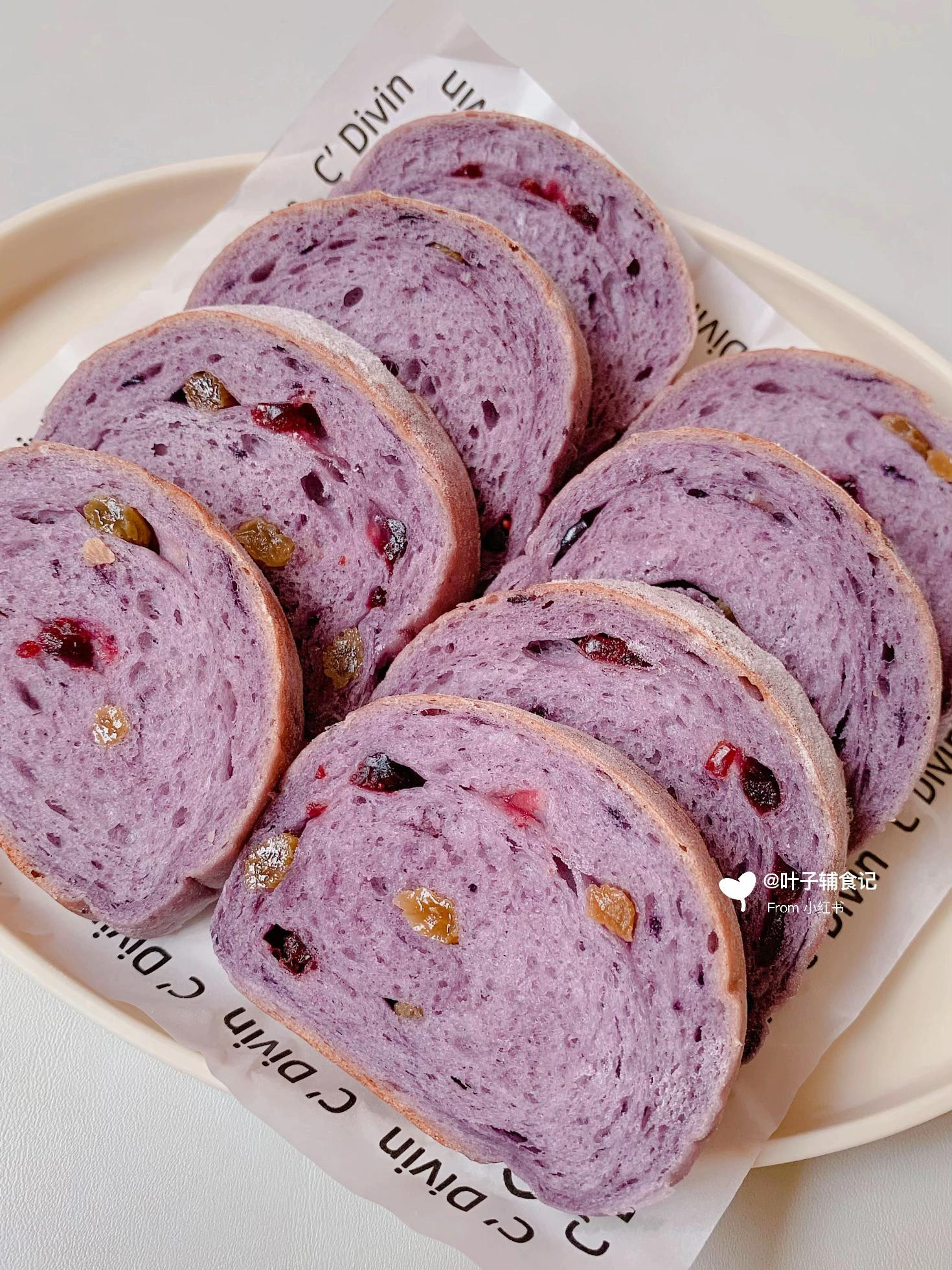 Hướng dẫn làm bánh mì ngũ cốc việt quất với trái cây sấy khô, màu tím đẹp mắt cho bữa sáng dinh dưỡng