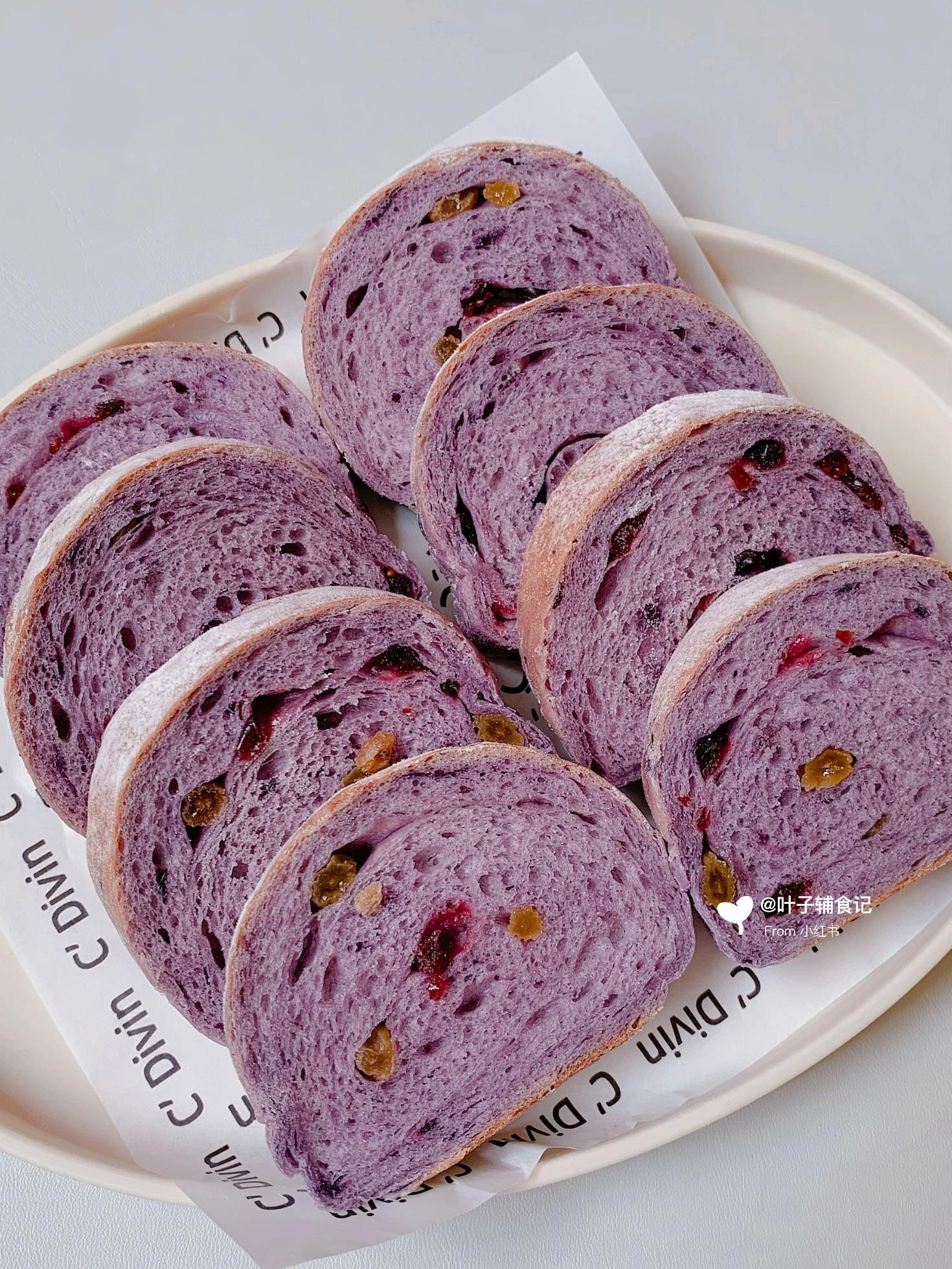 Hướng dẫn làm bánh mì ngũ cốc việt quất với trái cây sấy khô, màu tím đẹp mắt cho bữa sáng dinh dưỡng