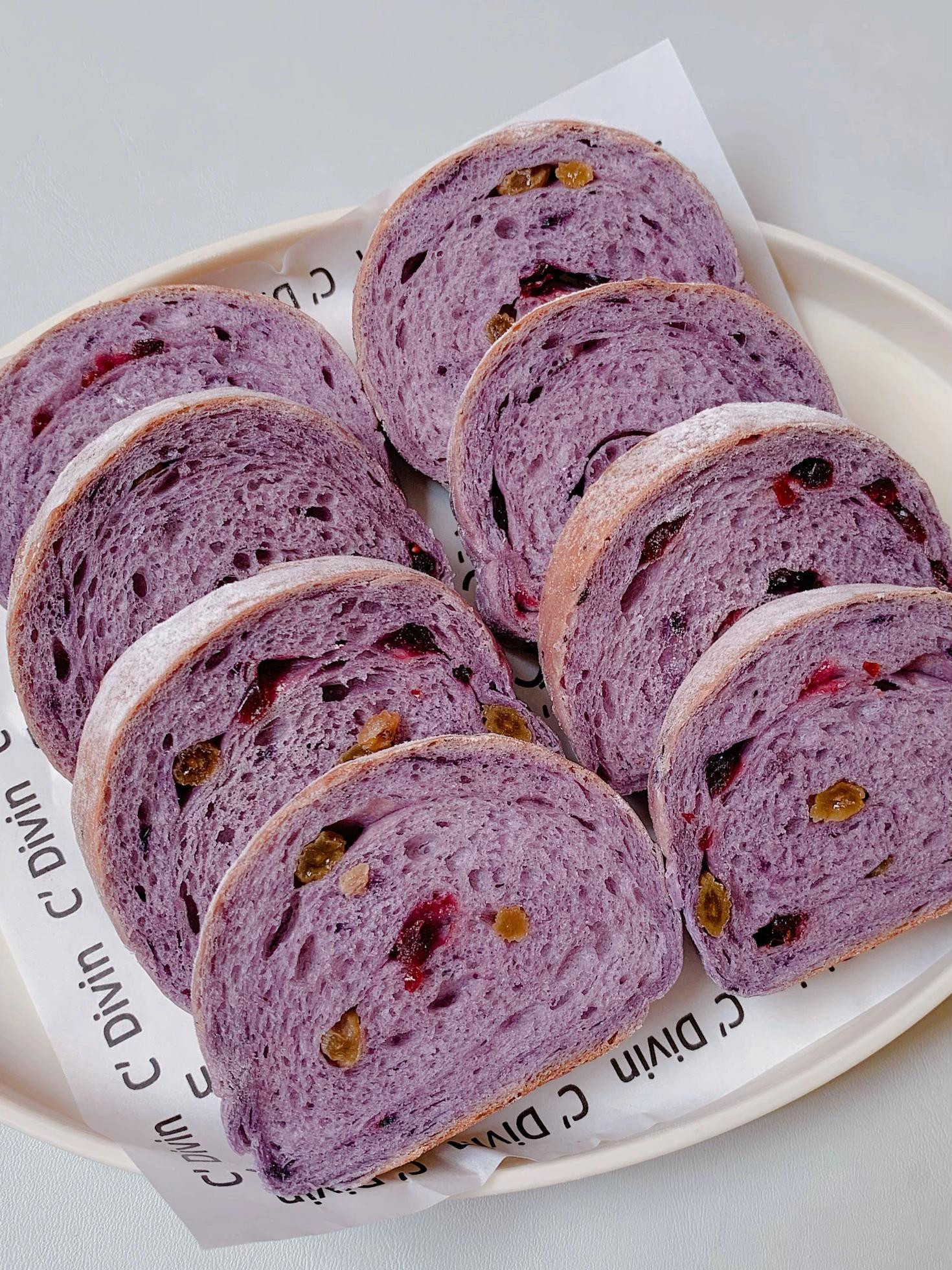 Hướng dẫn làm bánh mì ngũ cốc việt quất với trái cây sấy khô, màu tím đẹp mắt cho bữa sáng dinh dưỡng