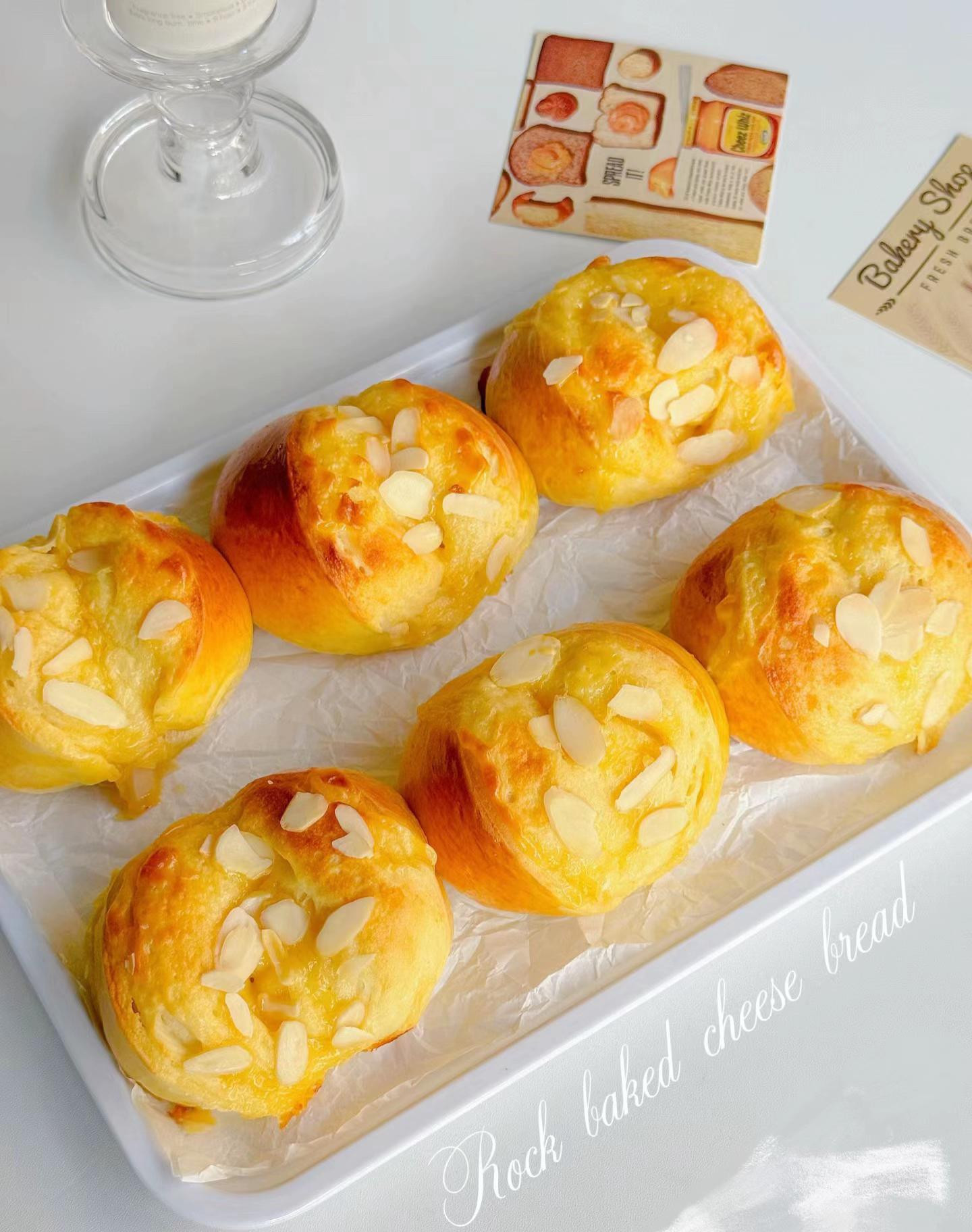 Hướng dẫn làm bánh mì phô mai nướng nhân sốt rockyaki và hạnh nhân giòn tan