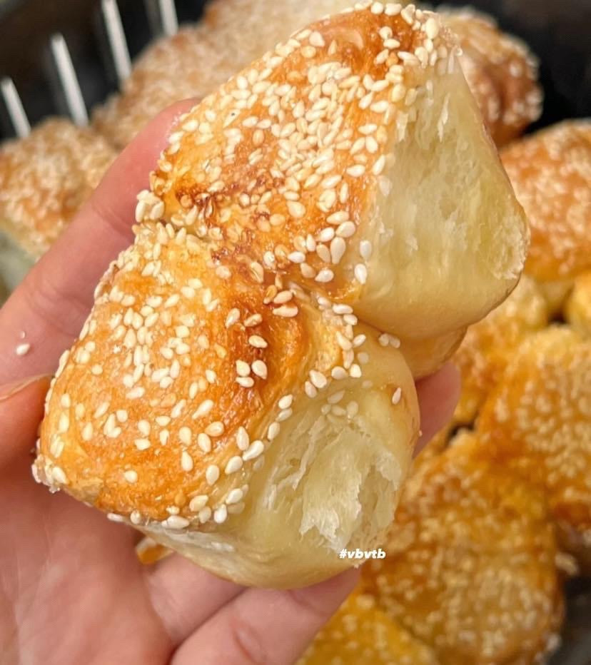 Hướng dẫn làm bánh mì ruốc xoắn ốc nướng lò chiên không dầu, giòn xốp phủ mè trắng