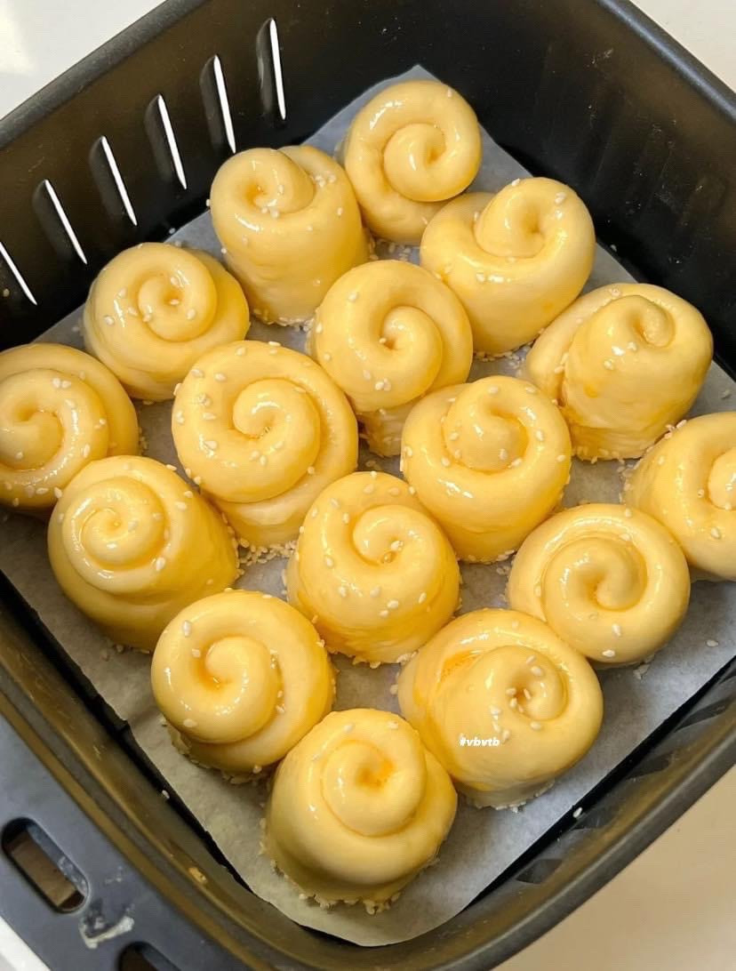 Hướng dẫn làm bánh mì ruốc xoắn ốc nướng lò chiên không dầu, giòn xốp phủ mè trắng