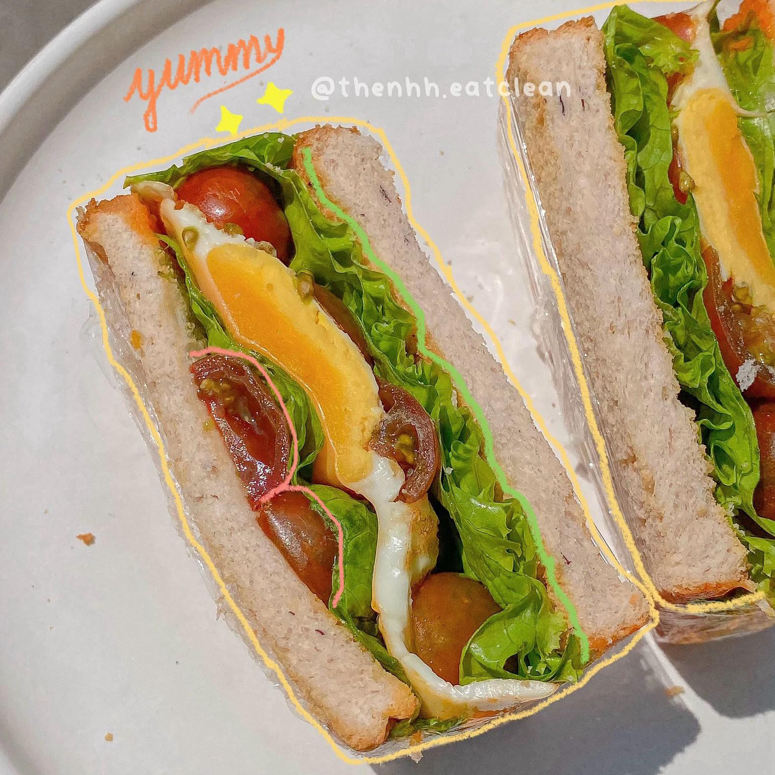 Hướng dẫn làm bánh mì trứng với rau xà lách và cà chua bi, món ăn sáng healthy đơn giản