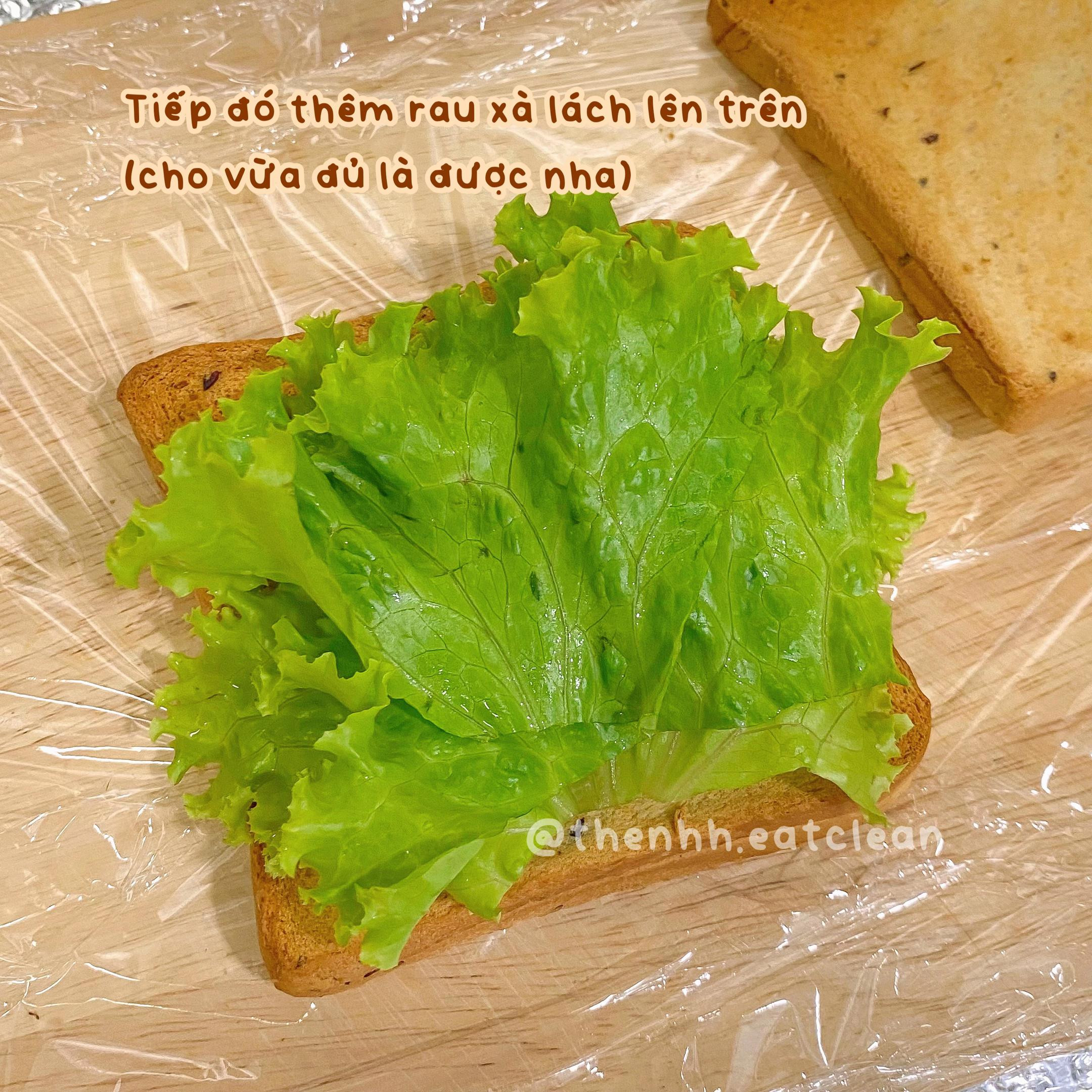 Hướng dẫn làm bánh mì trứng với rau xà lách và cà chua bi, món ăn sáng healthy đơn giản