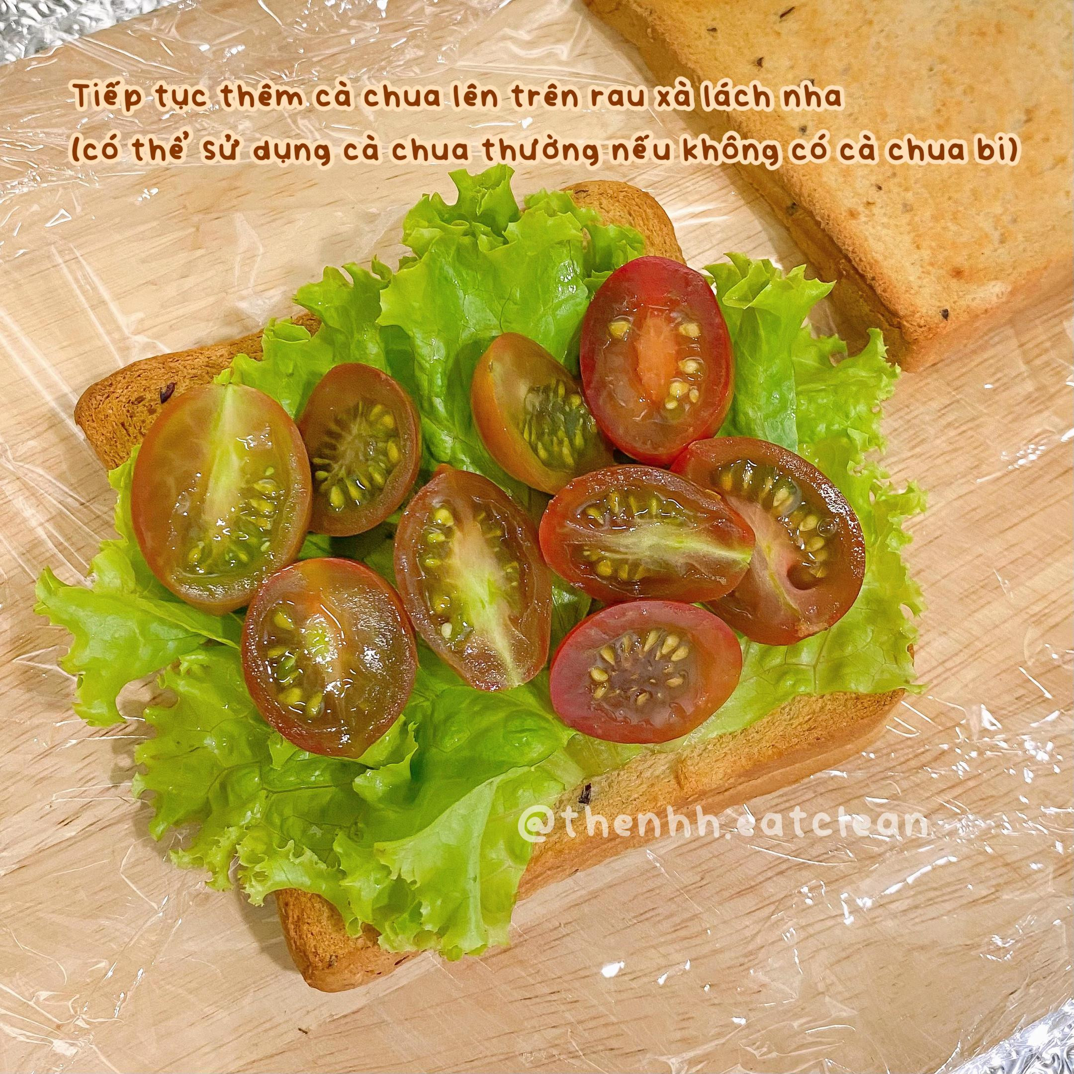 Hướng dẫn làm bánh mì trứng với rau xà lách và cà chua bi, món ăn sáng healthy đơn giản