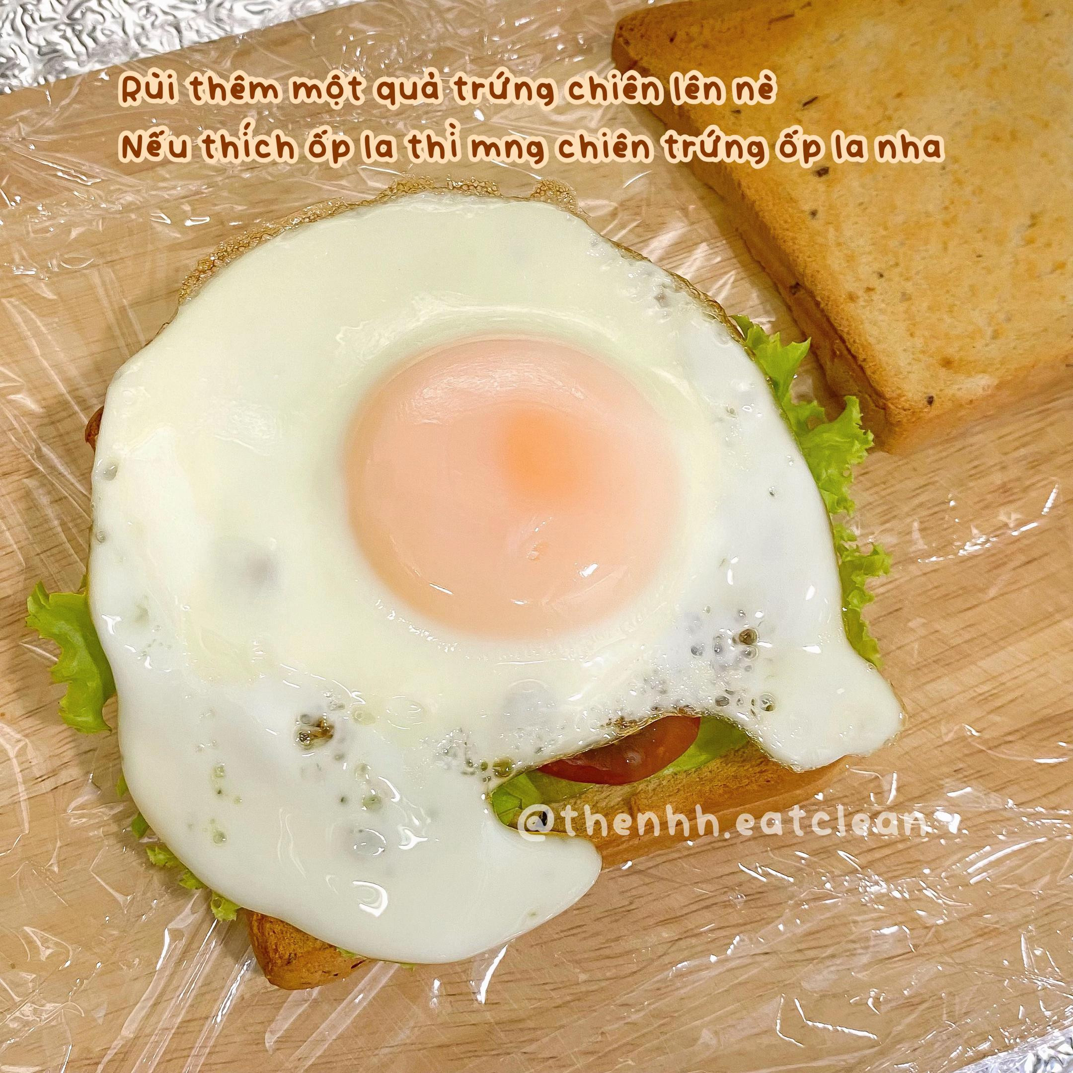 Hướng dẫn làm bánh mì trứng với rau xà lách và cà chua bi, món ăn sáng healthy đơn giản