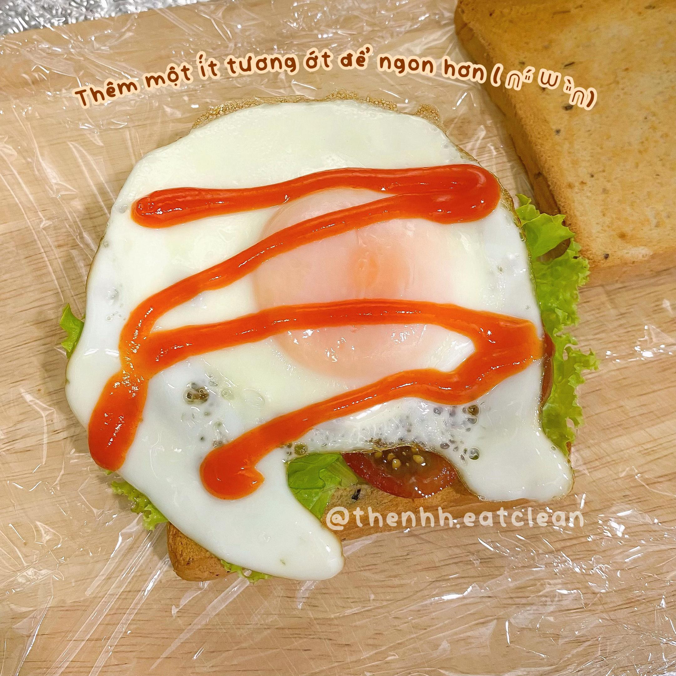Hướng dẫn làm bánh mì trứng với rau xà lách và cà chua bi, món ăn sáng healthy đơn giản