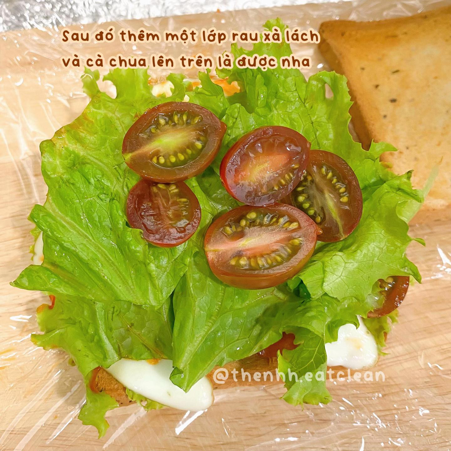 Hướng dẫn làm bánh mì trứng với rau xà lách và cà chua bi, món ăn sáng healthy đơn giản