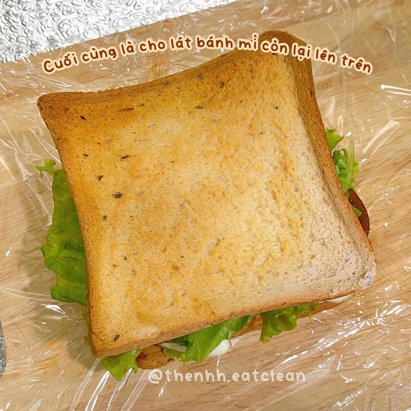 Hướng dẫn làm bánh mì trứng với rau xà lách và cà chua bi, món ăn sáng healthy đơn giản