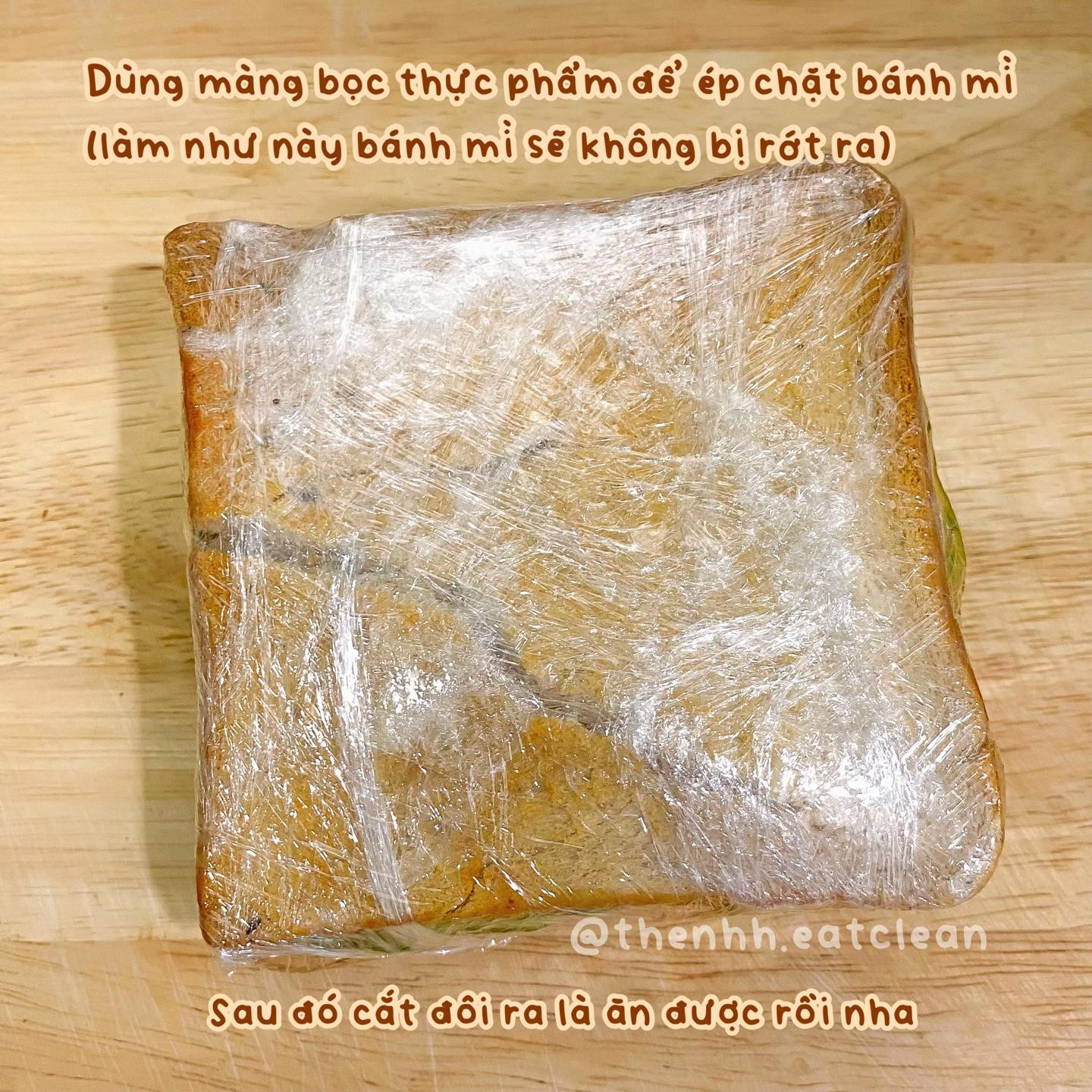 Hướng dẫn làm bánh mì trứng với rau xà lách và cà chua bi, món ăn sáng healthy đơn giản