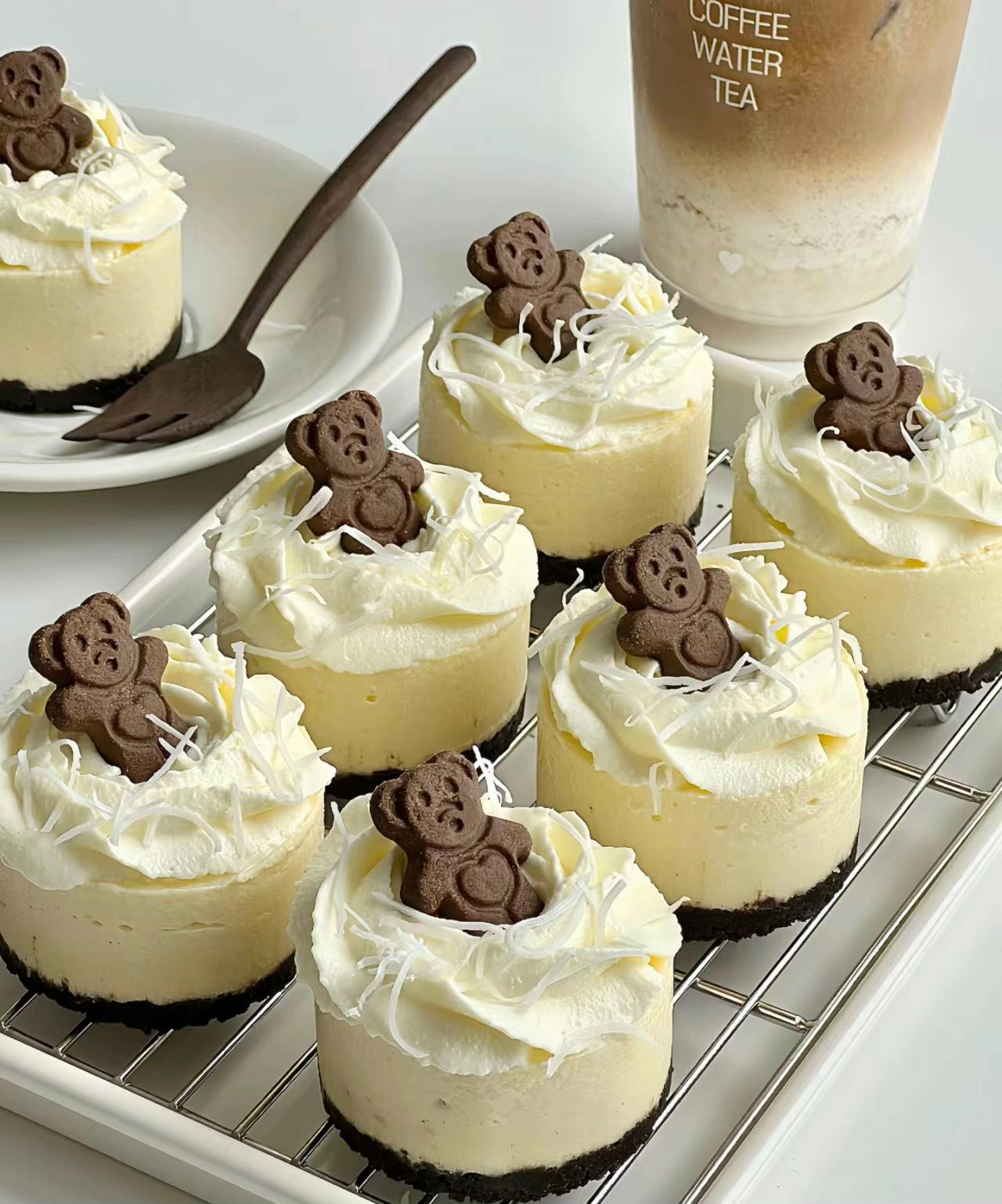 Hướng dẫn làm bánh mousse phô mai không lò nướng với mật ong hoa mộc tê và trang trí gấu sô cô la