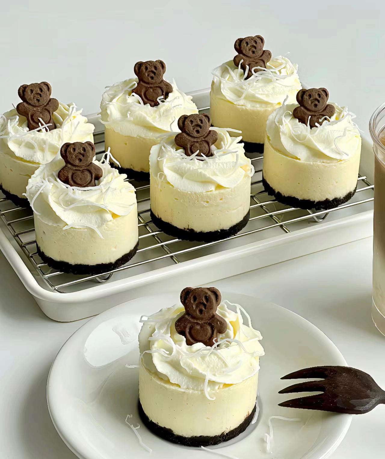 Hướng dẫn làm bánh mousse phô mai không lò nướng với mật ong hoa mộc tê và trang trí gấu sô cô la