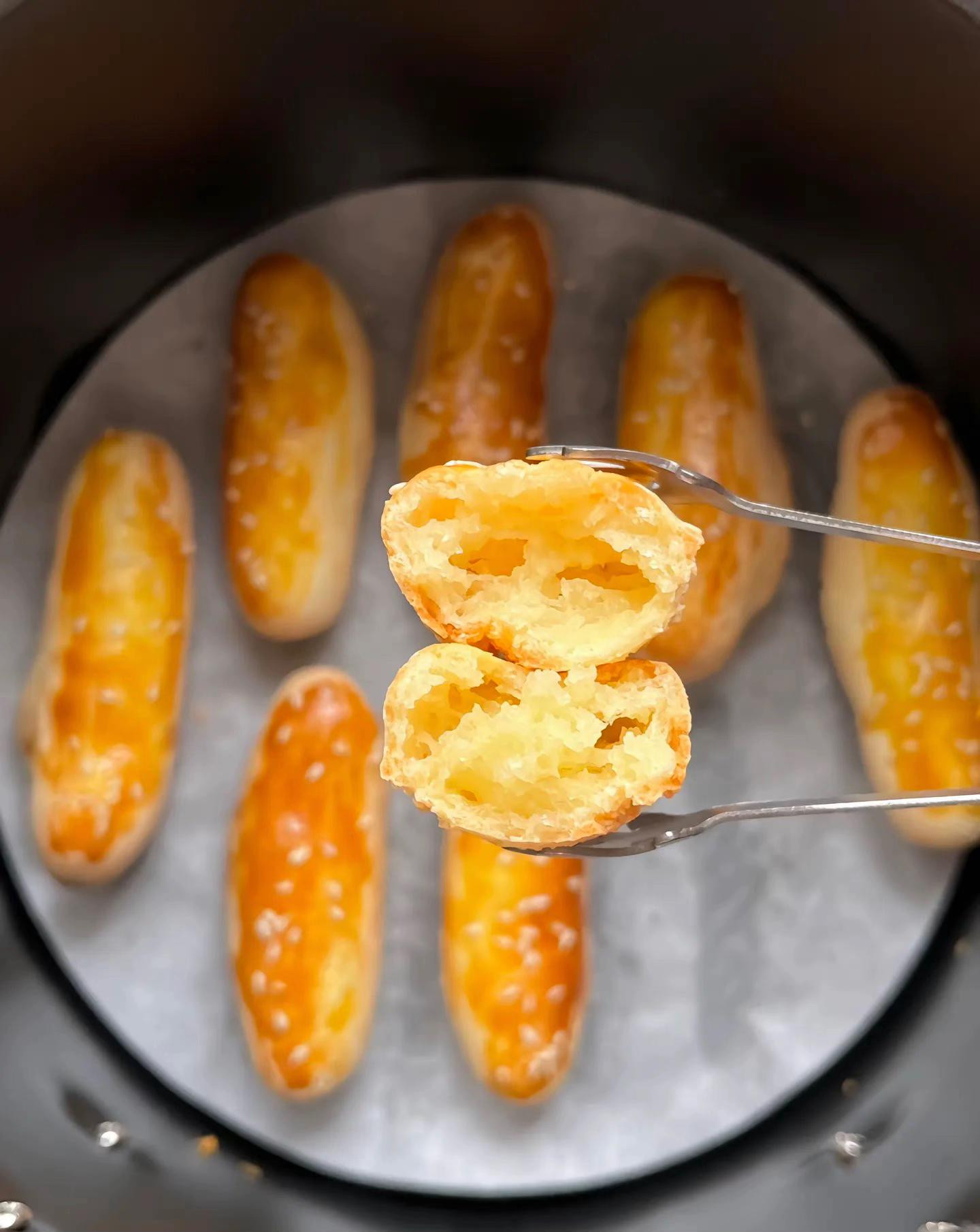 Hướng dẫn làm bánh quy giòn xốp nhân phô mai, rắc vừng vàng óng bằng nồi chiên không dầu