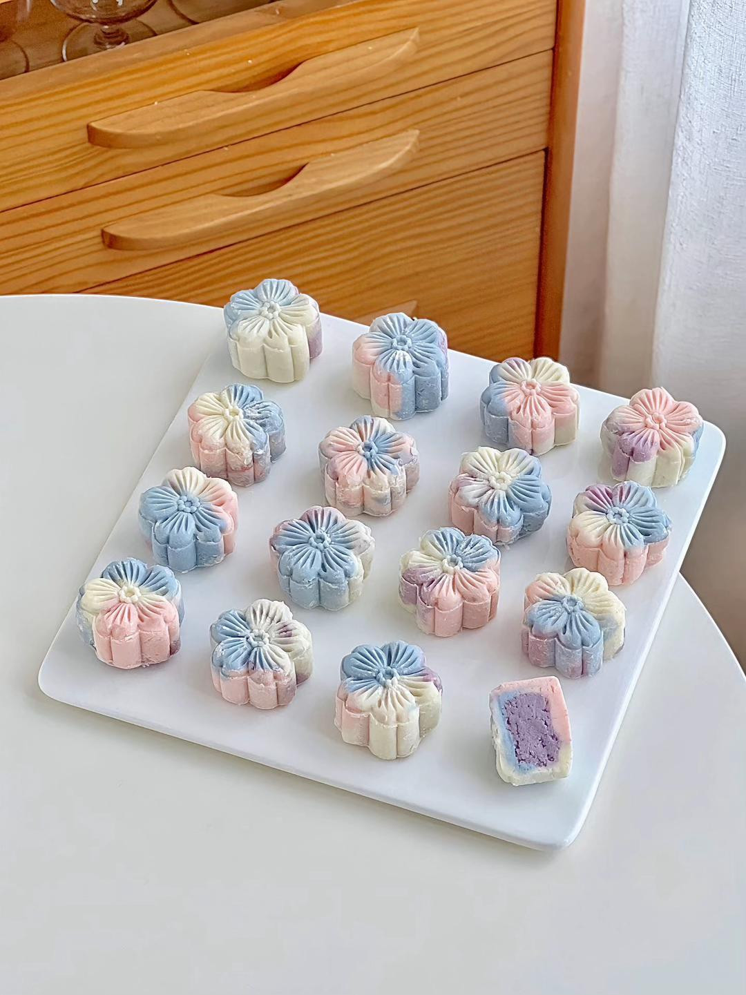 Hướng dẫn làm bánh trung thu hoa hồng handmade nhân khoai môn, vỏ bánh nhiều màu pastel đẹp mắt