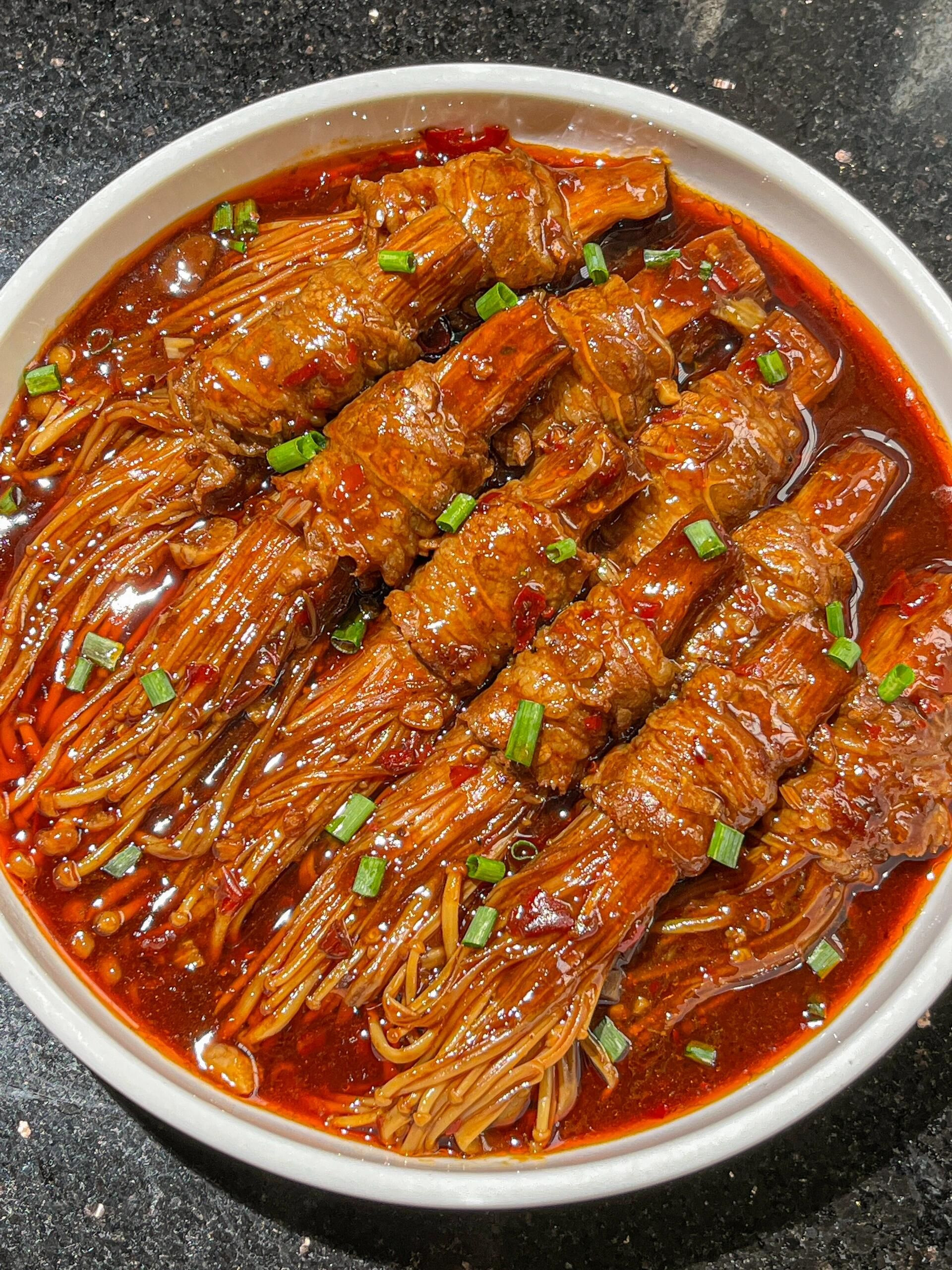 Hướng dẫn làm bò cuộn nấm kim châm sốt Coca cay ngon tuyệt